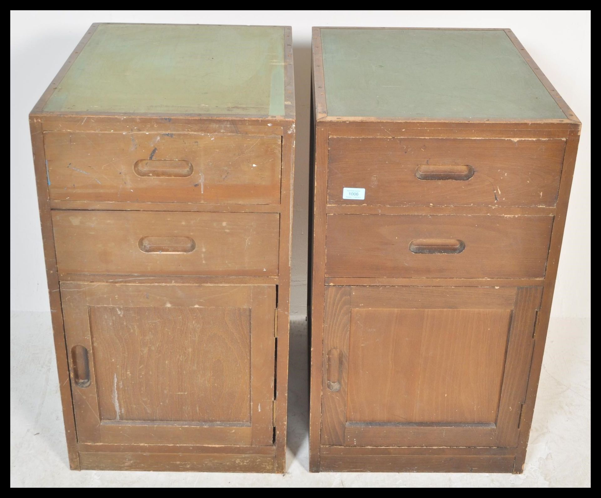 A pair of vintage 20th Century military bedside locker cabinets having a configuration of two - Bild 4 aus 6