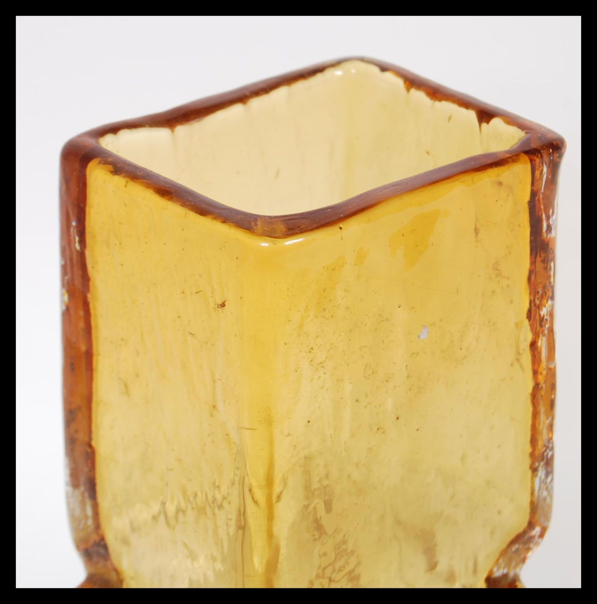 A vintage 20th century Whitefriars style yellow or amber colourway drunken bricklayer vase in the - Bild 2 aus 4
