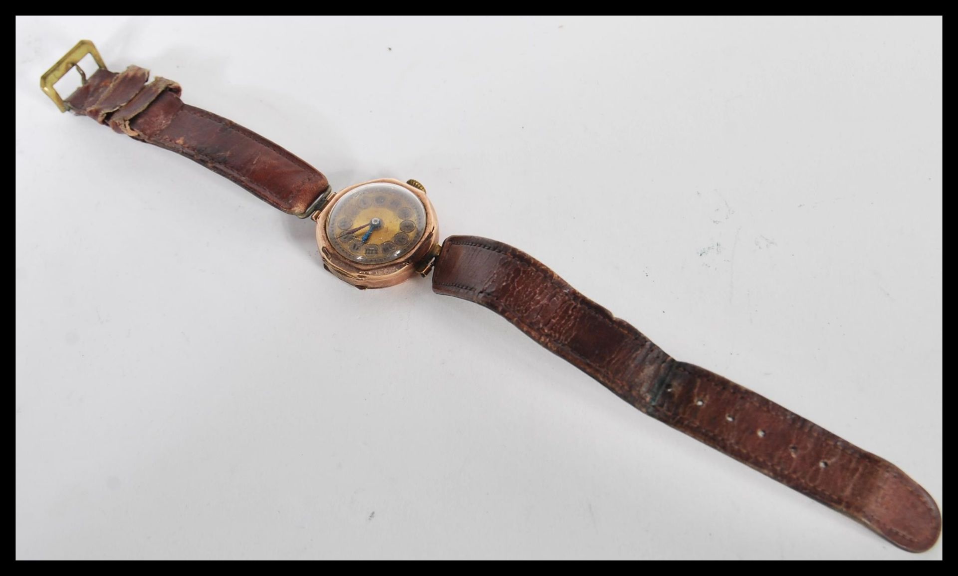 An early 20th Century Art Deco 9ct gold ladies wrist watch with a round face with a gilt dial, - Bild 3 aus 6