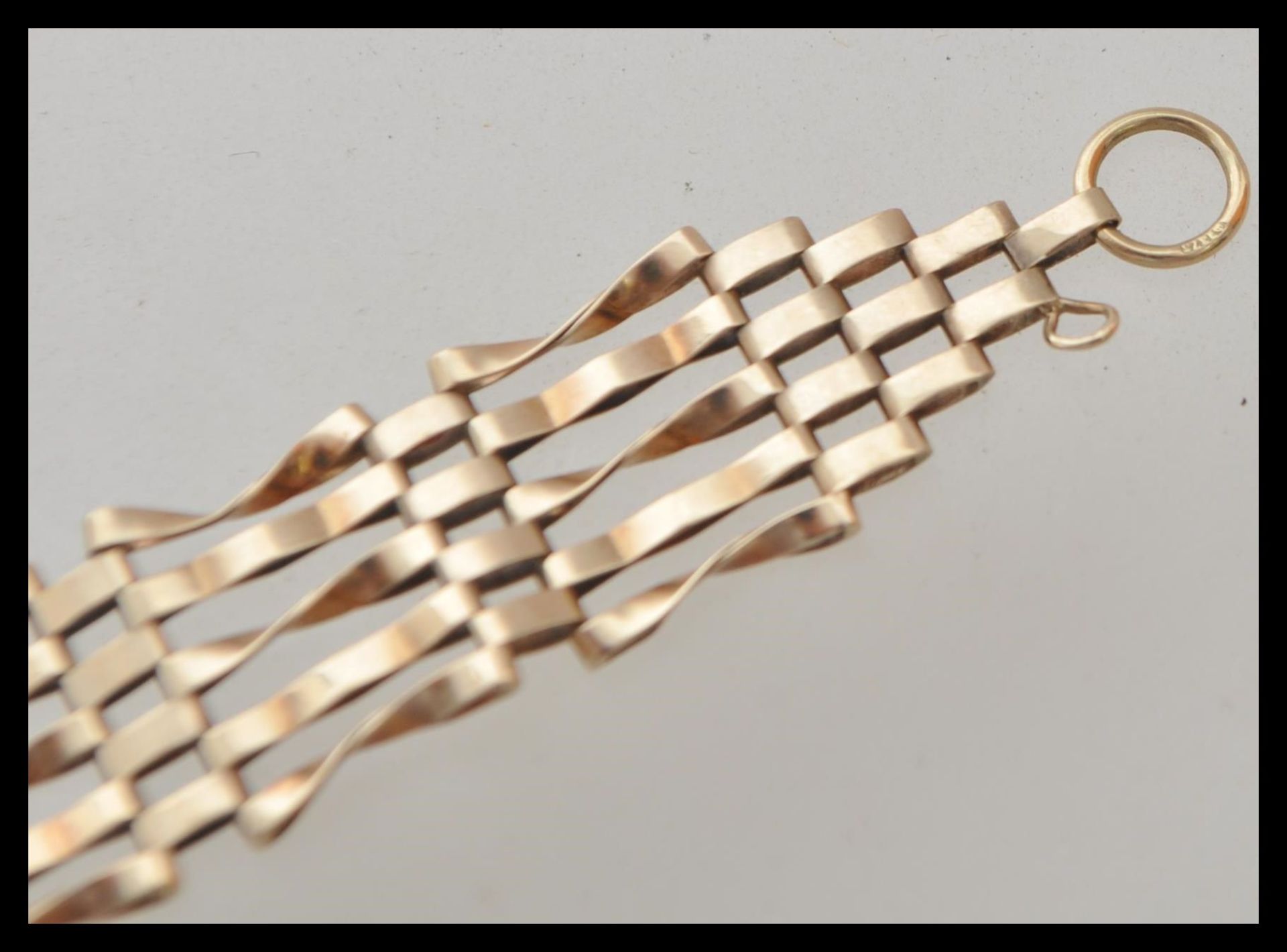 An early 20th Century unmarked 9ct gold decorative lattice work linked bracelet. Unmarked but - Bild 3 aus 3