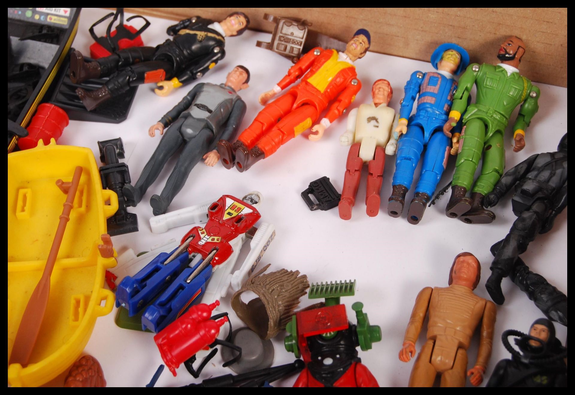 ASSORTED VINTAGE MINIATURE ACTION FIGURES AND ACCESSORIES - Bild 2 aus 3