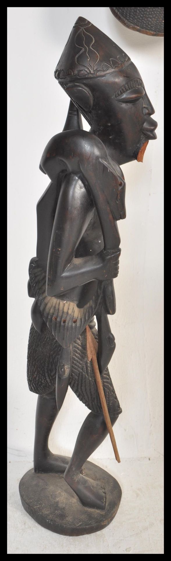 Two 20th Century African carved wooden artifacts to include a large ebony warrior fertility statue - Bild 6 aus 7