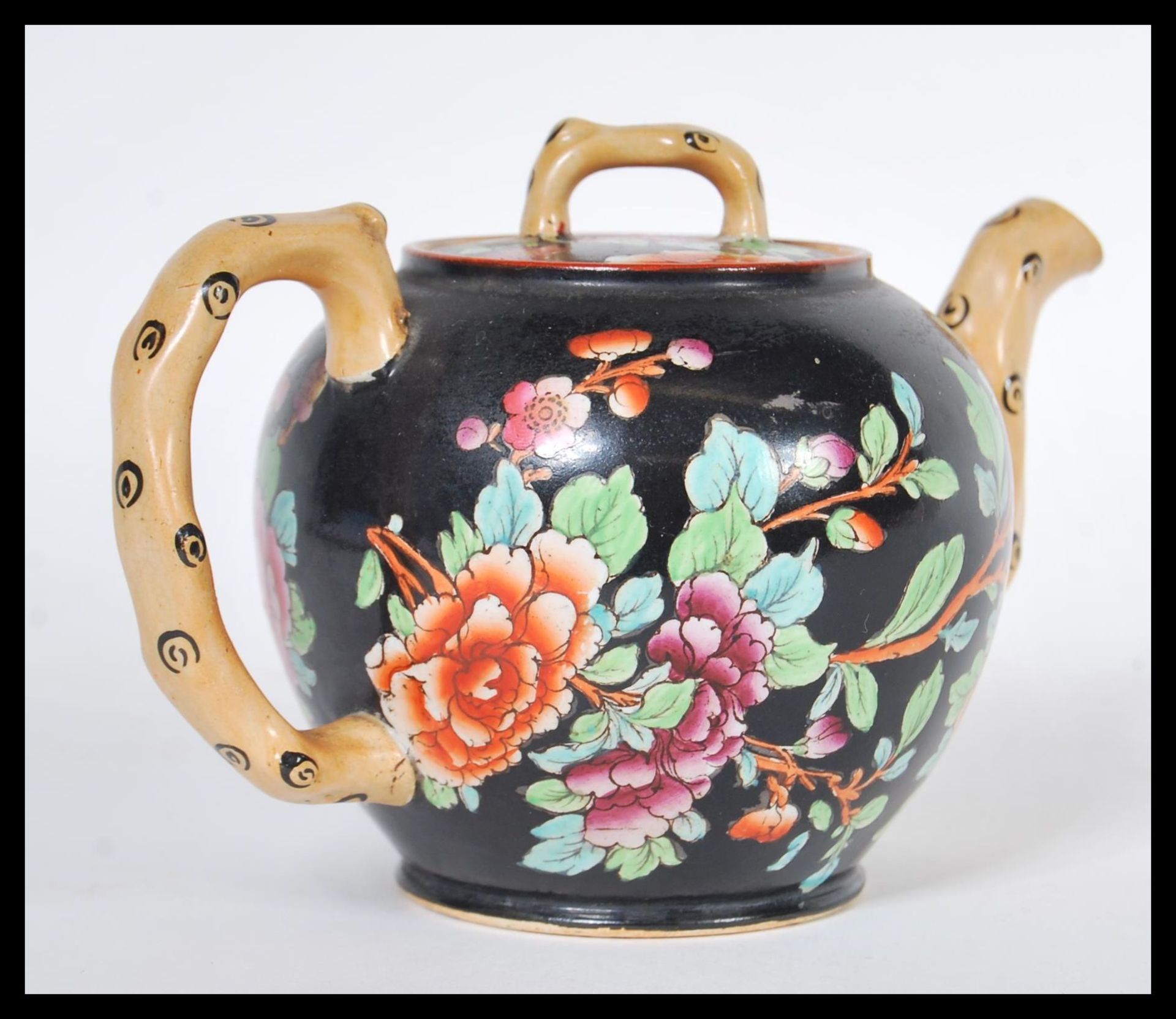 A 19th Century Victorian Wedgwood Etruria black basalt teapot having hand painted chinoiserie floral - Bild 2 aus 6
