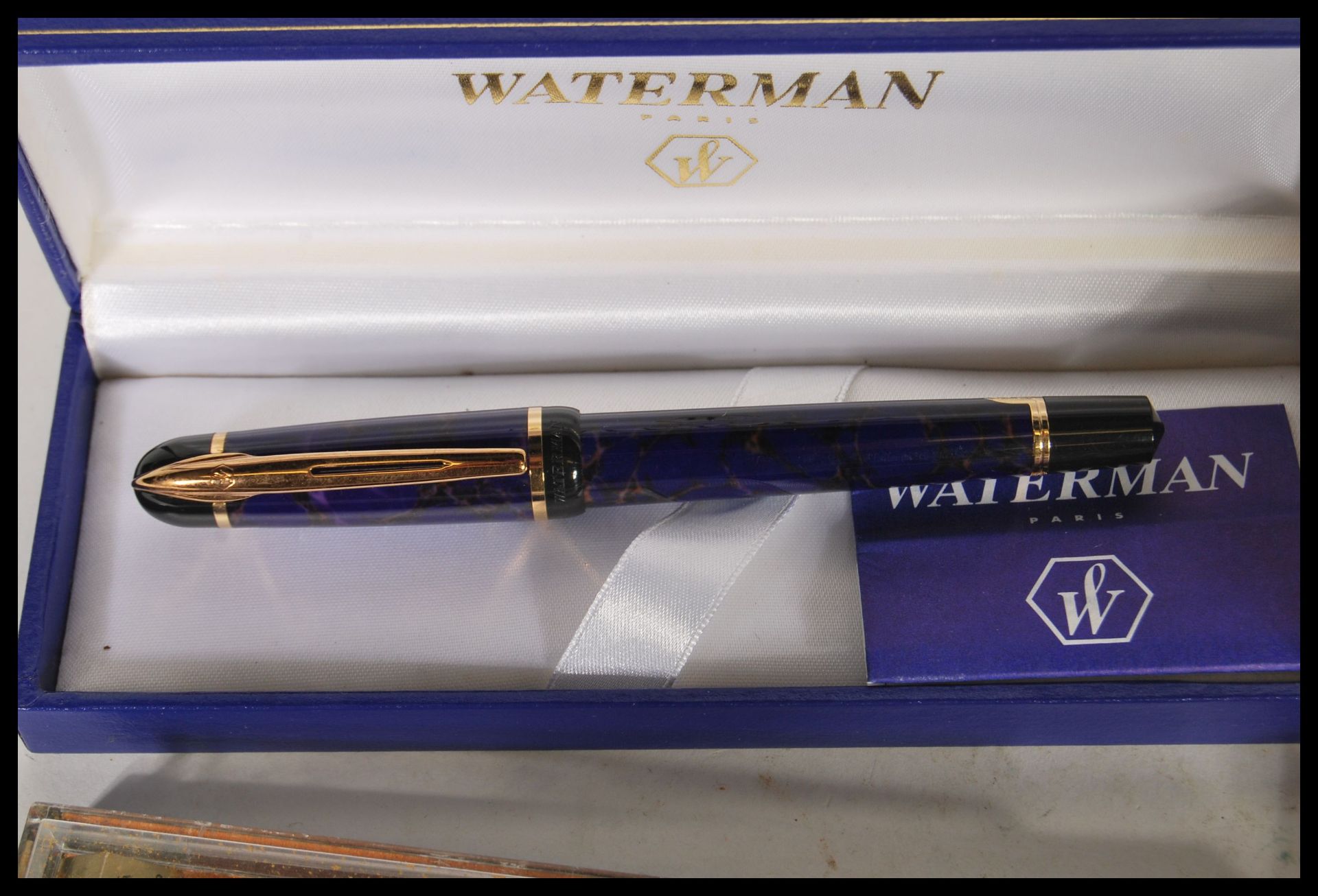 A collection of ballpoint writing pens to include a boxed Cross pen, a Waterman pen having a blue - Bild 2 aus 3