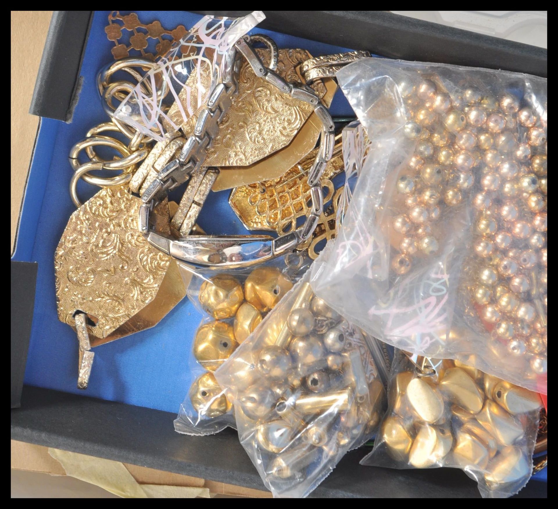 A large collection of vintage costume jewellery for jewellery making and repair including many - Bild 5 aus 8