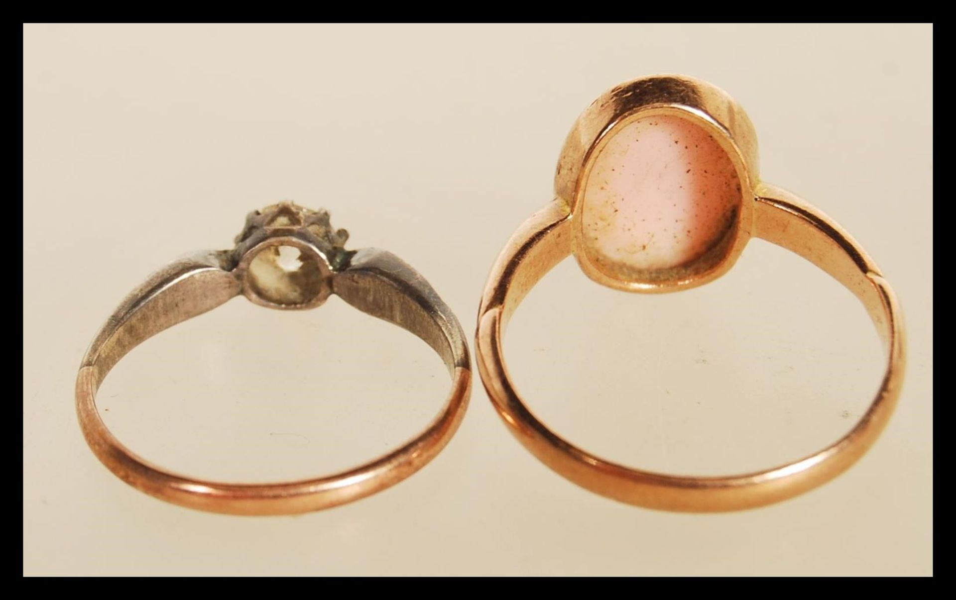 A hallmarked 9ct gold ring set with a pink and white stone oval cameo, hallmarked Birmingham 1967 ( - Bild 3 aus 5