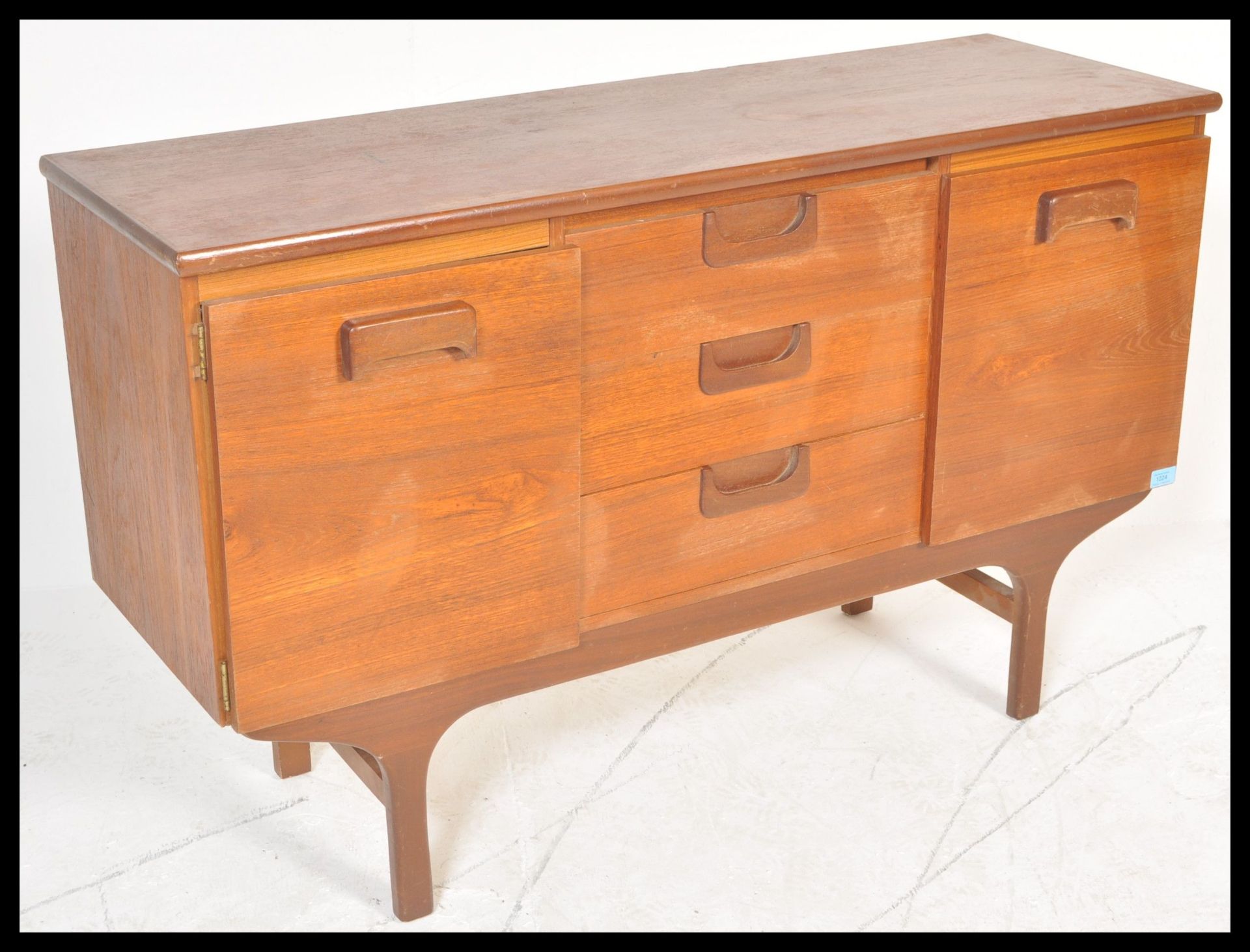 A vintage retro 20th Century teak wood sideboard of small proportions having central bank of three - Bild 2 aus 5