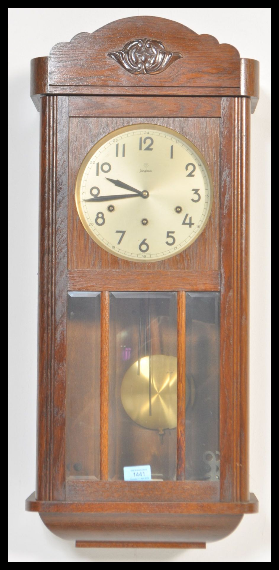 An early 20th Century Edwardian oak cased wall clock, silvered dial together with an inlaid mahogany - Bild 2 aus 5