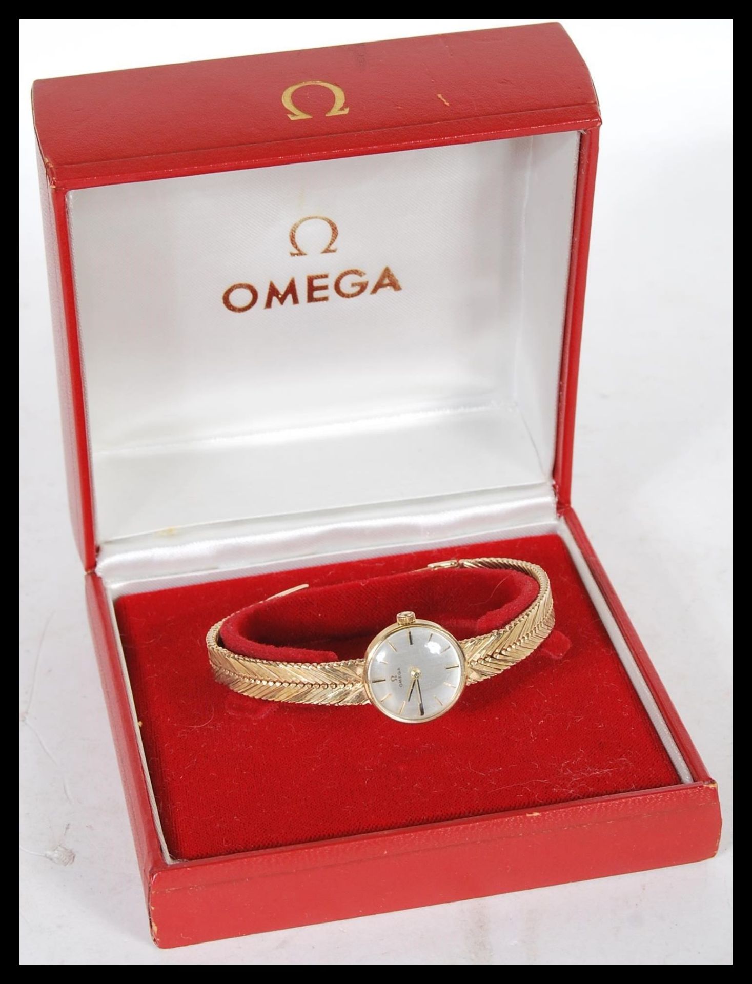 A vintage boxed Omega 9ct gold ladies watch set to a 9ct gold herringbone watch bracelet strap. - Bild 5 aus 5