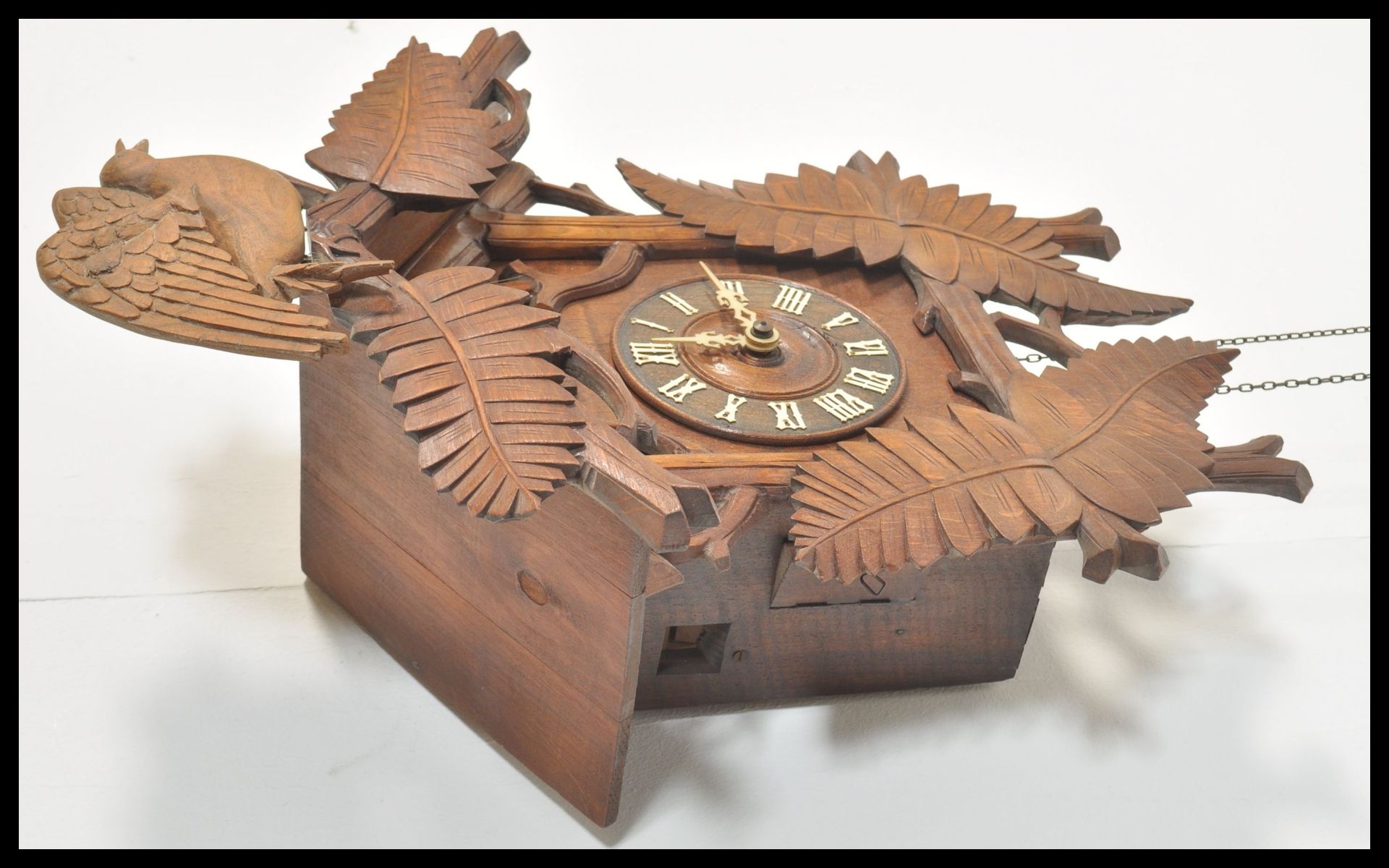 A 20th Century carved black forest cuckoo wall clock having two weights having roman numerals to the - Bild 4 aus 5