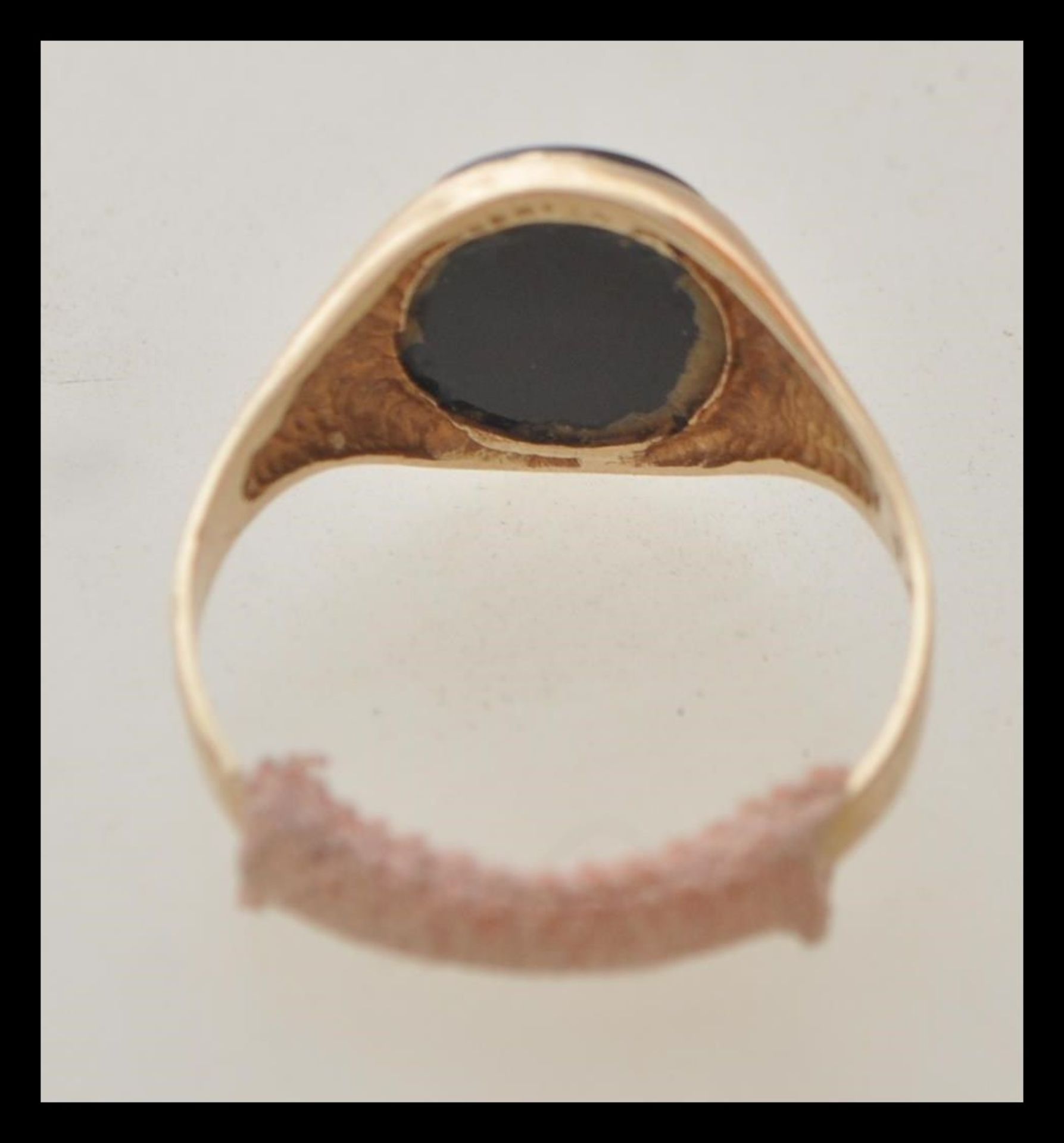 A hallmarked 9ct gold ring set with a oval onyx panel with a gilt masons symbol. Hallmarked London - Bild 2 aus 3