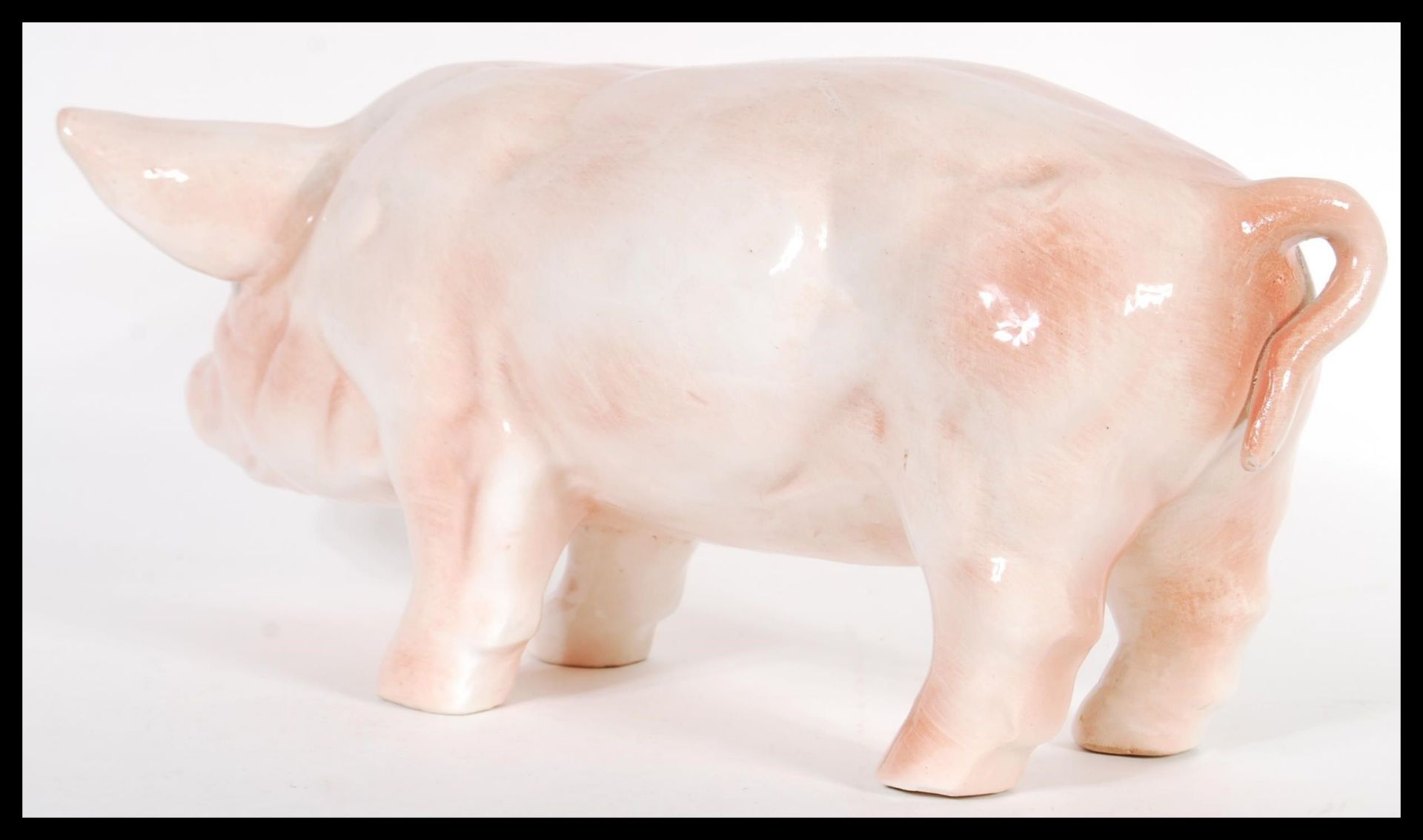 A large mid 20th Century butchers shop advertising point of sale ceramic pig, the pig on all fours - Bild 2 aus 4