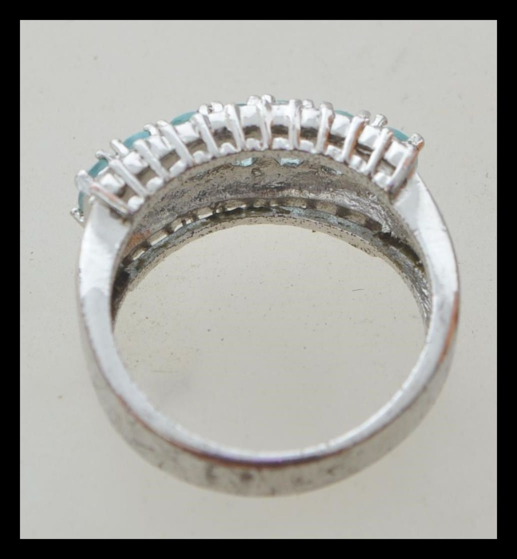 A white metal stamped 10k dress ring having central line of blue faceted stones flanked by two - Bild 2 aus 4