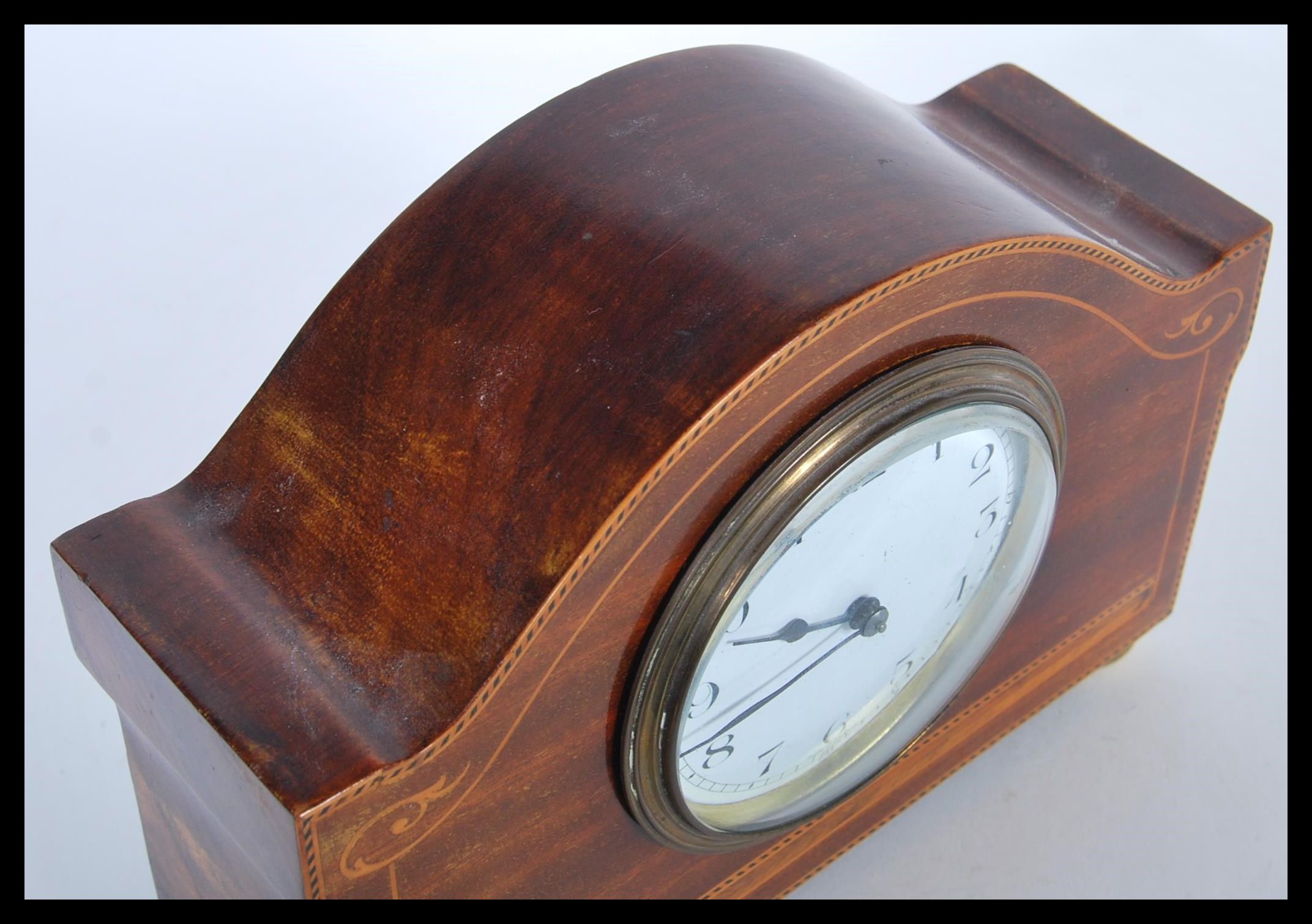 An early 20th Century French mahogany mantel clock having inlay decoration. The white enamel face - Image 4 of 4