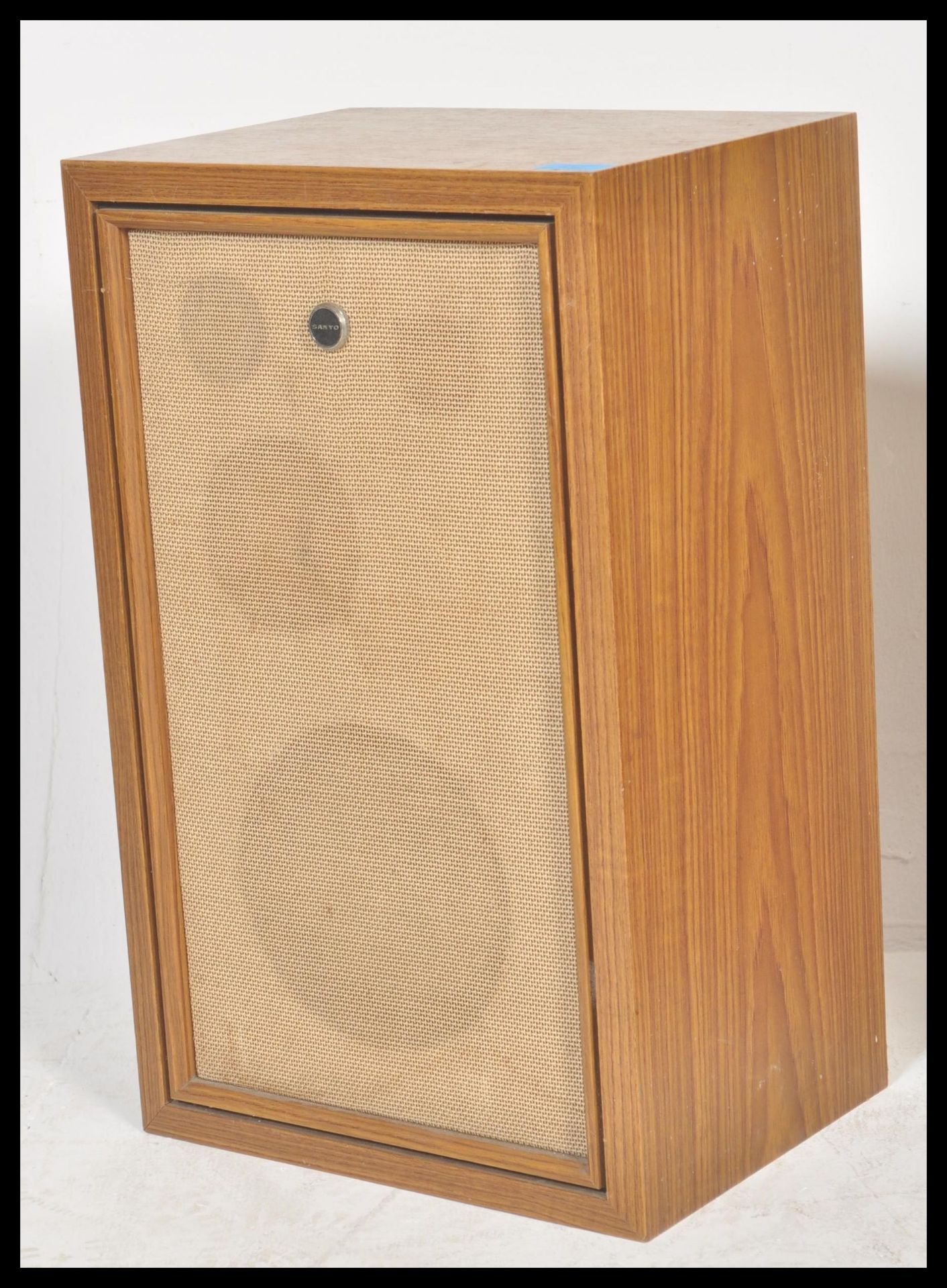 A pair of vintage retro 20th Century teak wood cased Sanyo hi fi speakers in a wooden teak casing. - Bild 2 aus 6