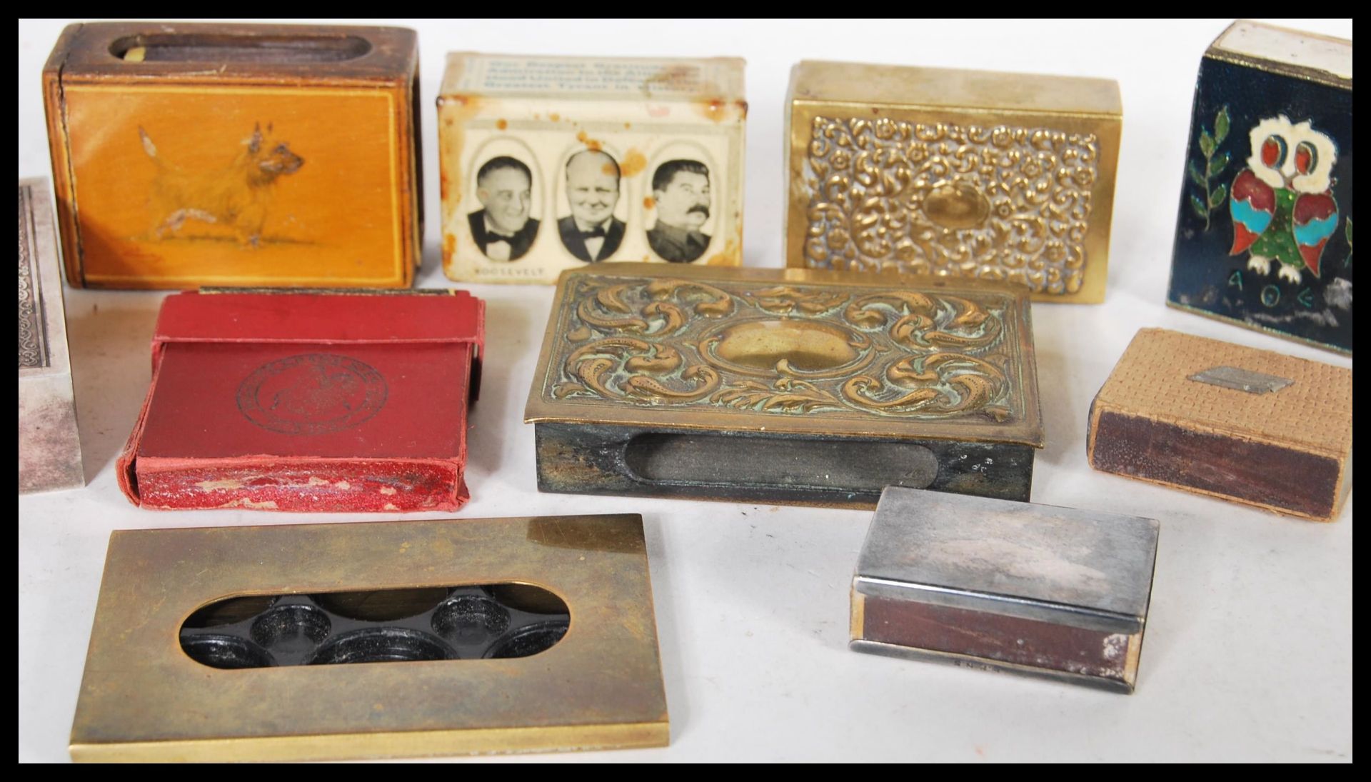 A collection of vintage early 29th Century match box covers and holders to include silver plated - Bild 3 aus 4