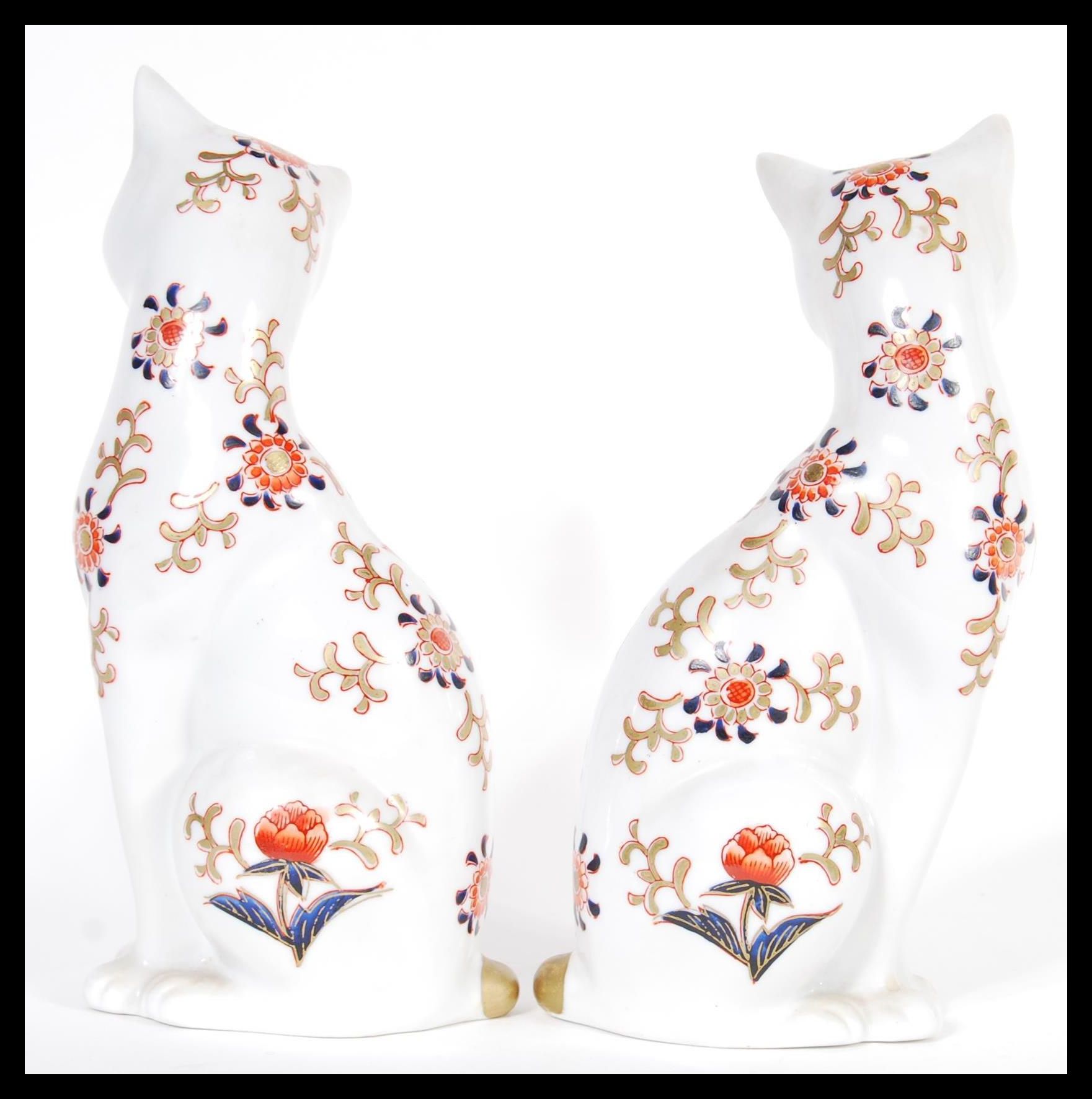 A pair of 20th Century collectable John Jenkins cats in the manner of Crown Derby. The cats modelled - Image 4 of 5