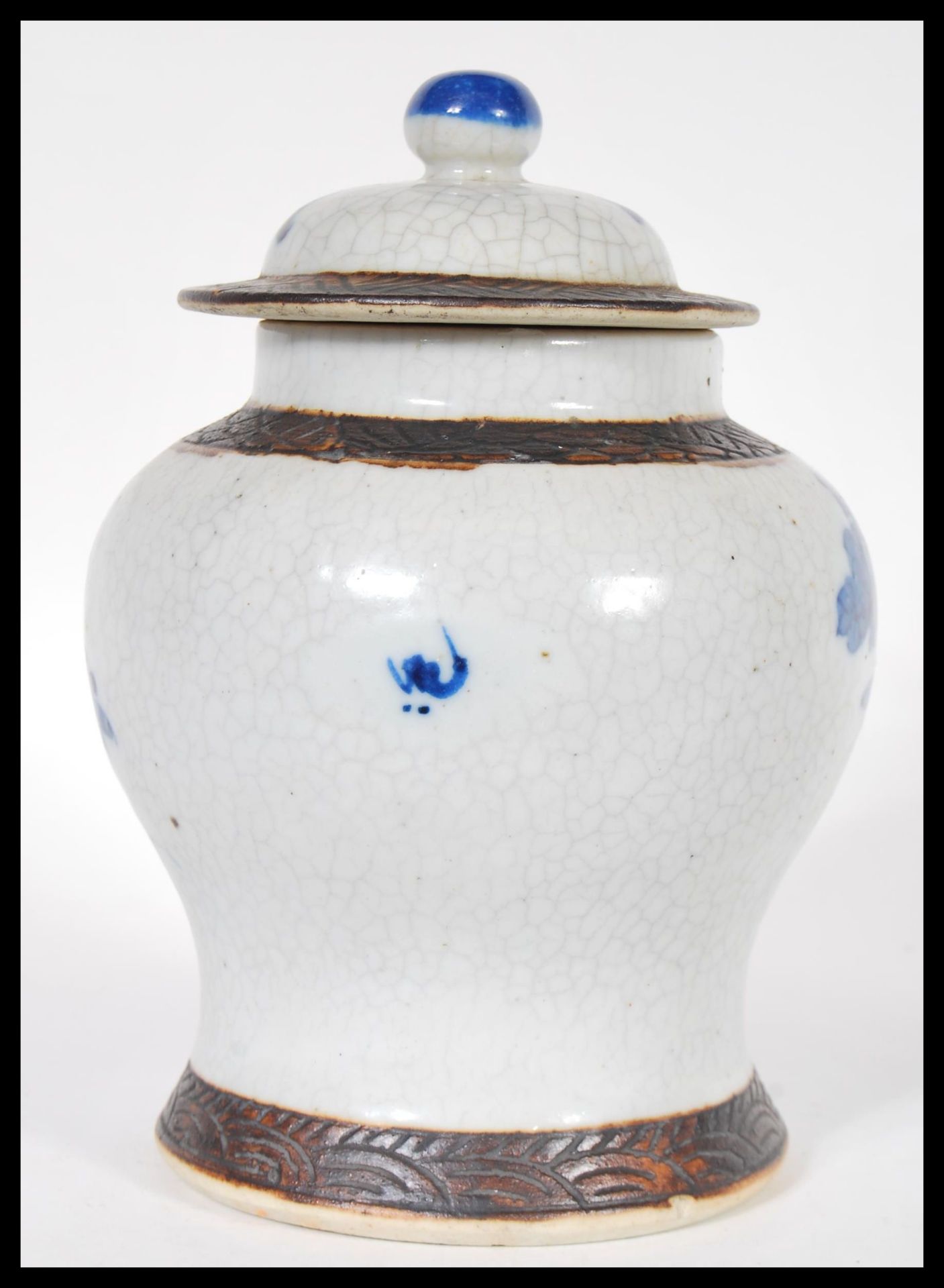 A 19th Century Chinese lidded jar or vase and cover having a crackle glaze ground with blue hand - Bild 2 aus 6
