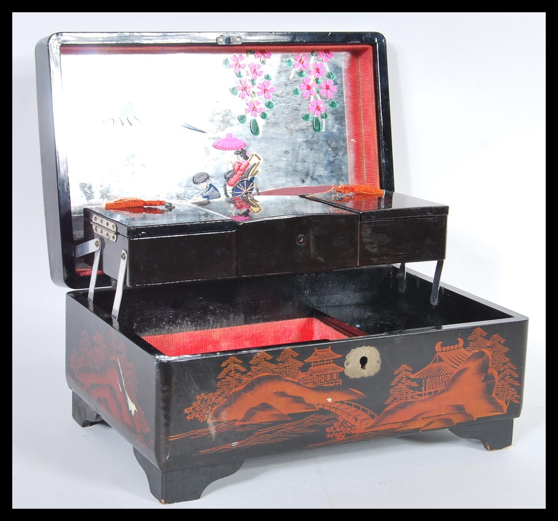A 20th Century Japanese black lacquer jewellery box having hand painted and abalone shell inlaid - Image 4 of 6
