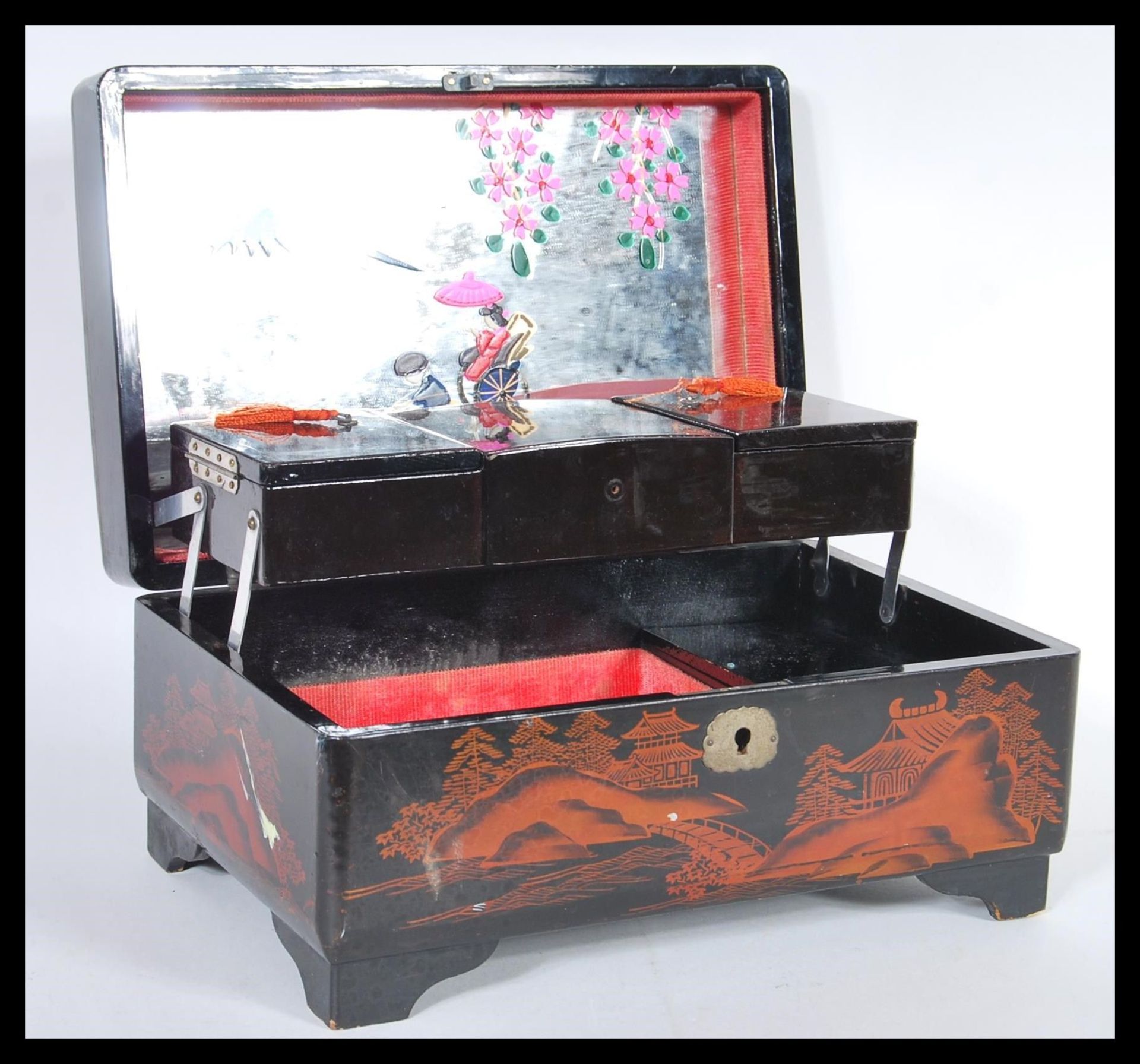 A 20th Century Japanese black lacquer jewellery box having hand painted and abalone shell inlaid - Bild 4 aus 6
