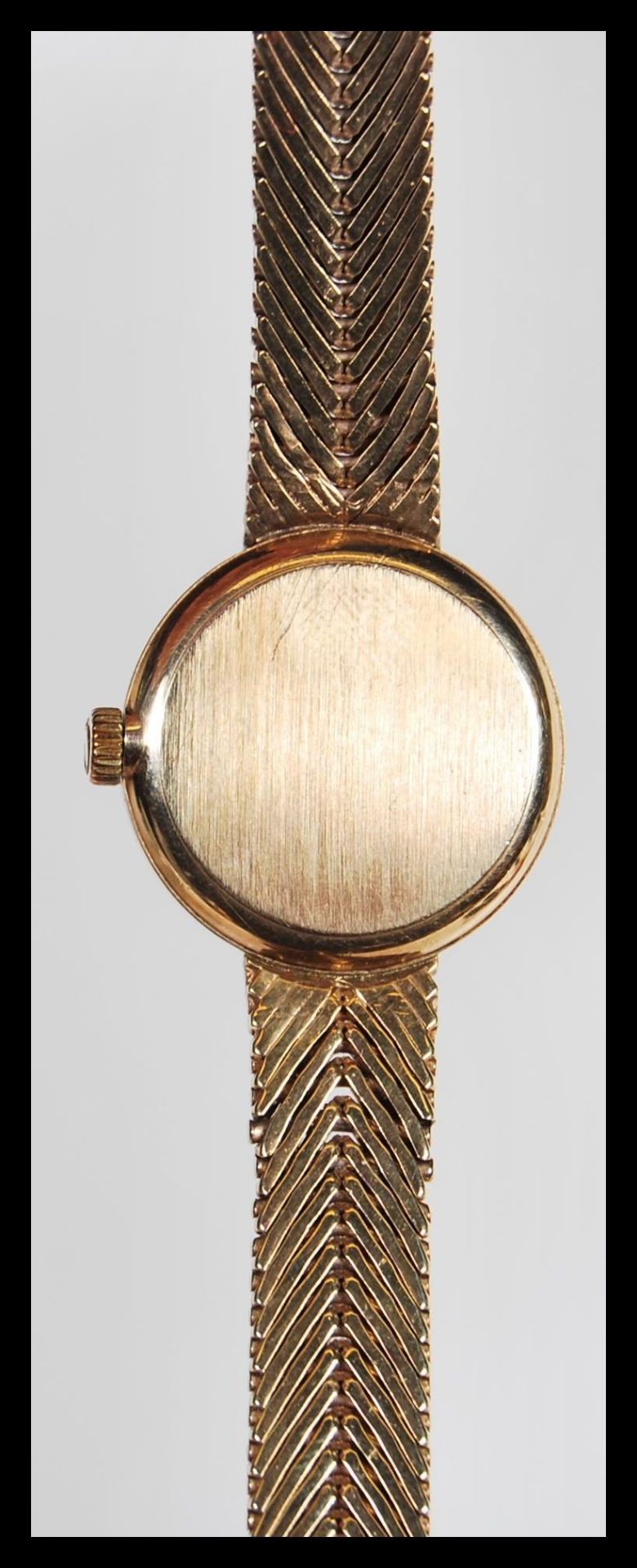 A vintage boxed Omega 9ct gold ladies watch set to a 9ct gold herringbone watch bracelet strap. - Bild 2 aus 5