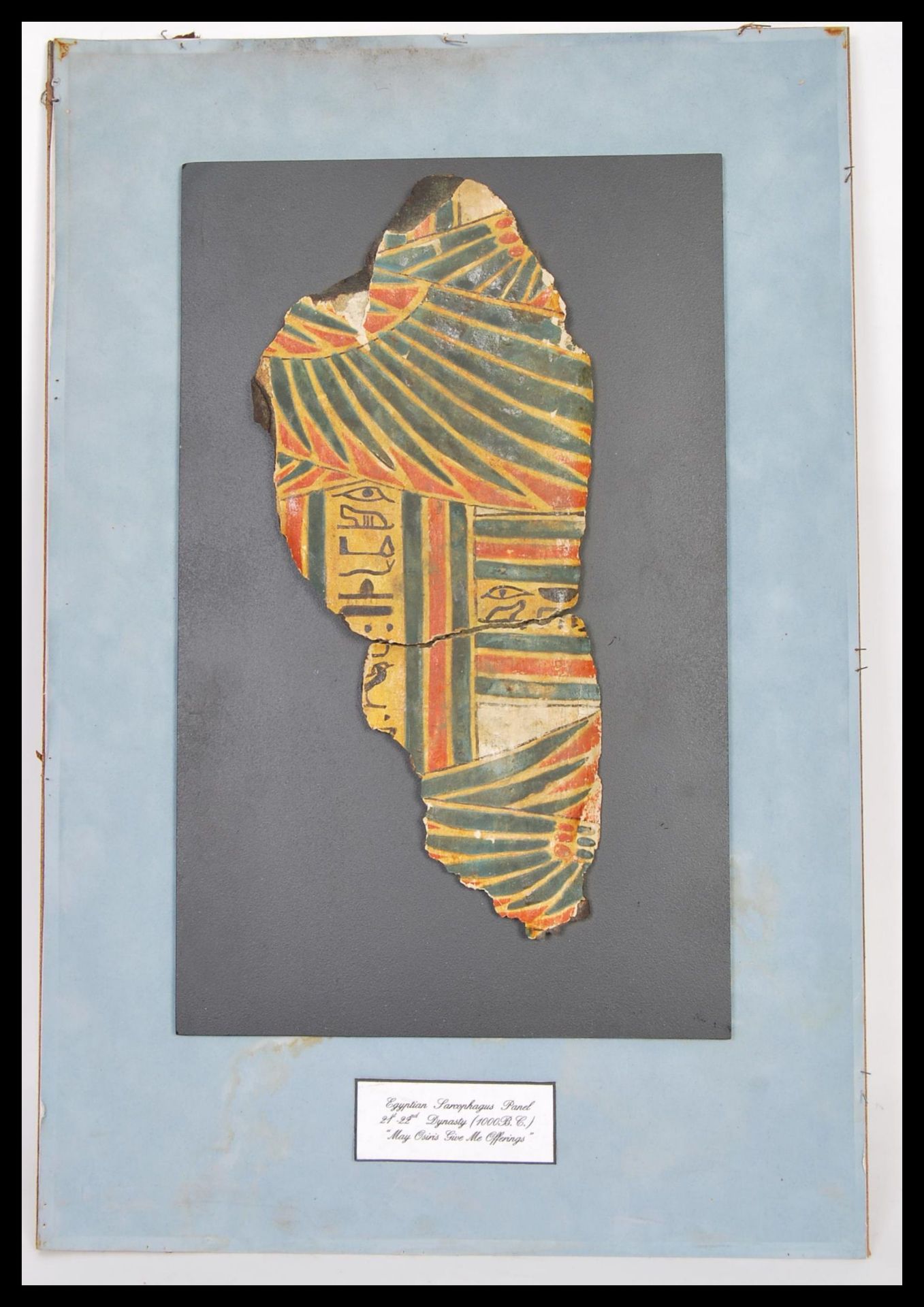 AN EGYPTIAN SARCOPHAGUS FRAGMENT BEING PAINTED IN RED, BLUE AND BLACK - Bild 6 aus 9