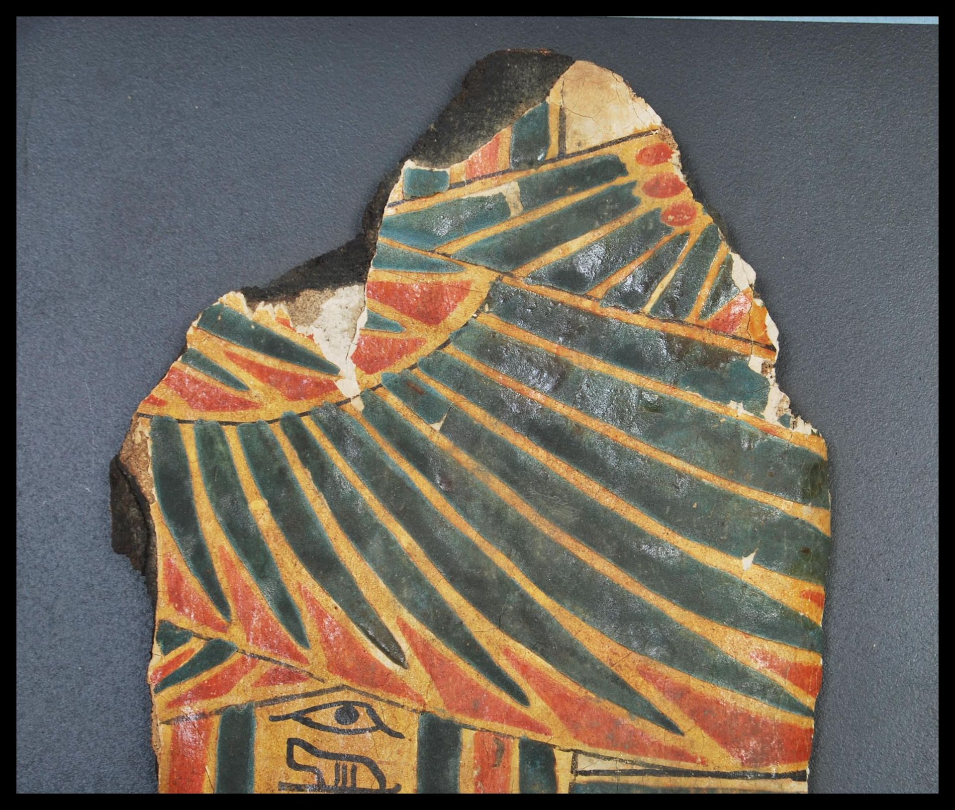 AN EGYPTIAN SARCOPHAGUS FRAGMENT BEING PAINTED IN RED, BLUE AND BLACK - Bild 2 aus 9