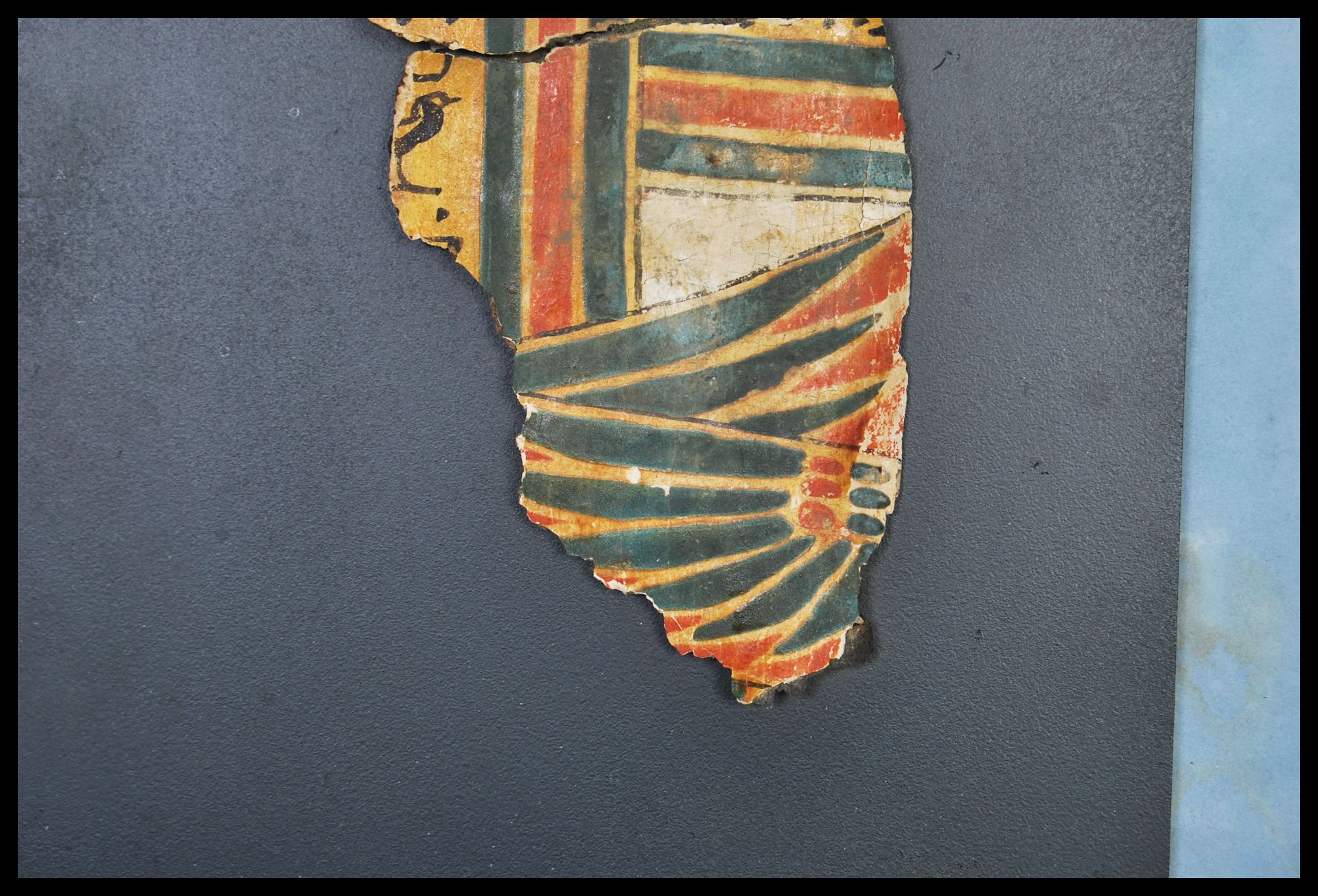 AN EGYPTIAN SARCOPHAGUS FRAGMENT BEING PAINTED IN RED, BLUE AND BLACK - Bild 4 aus 9