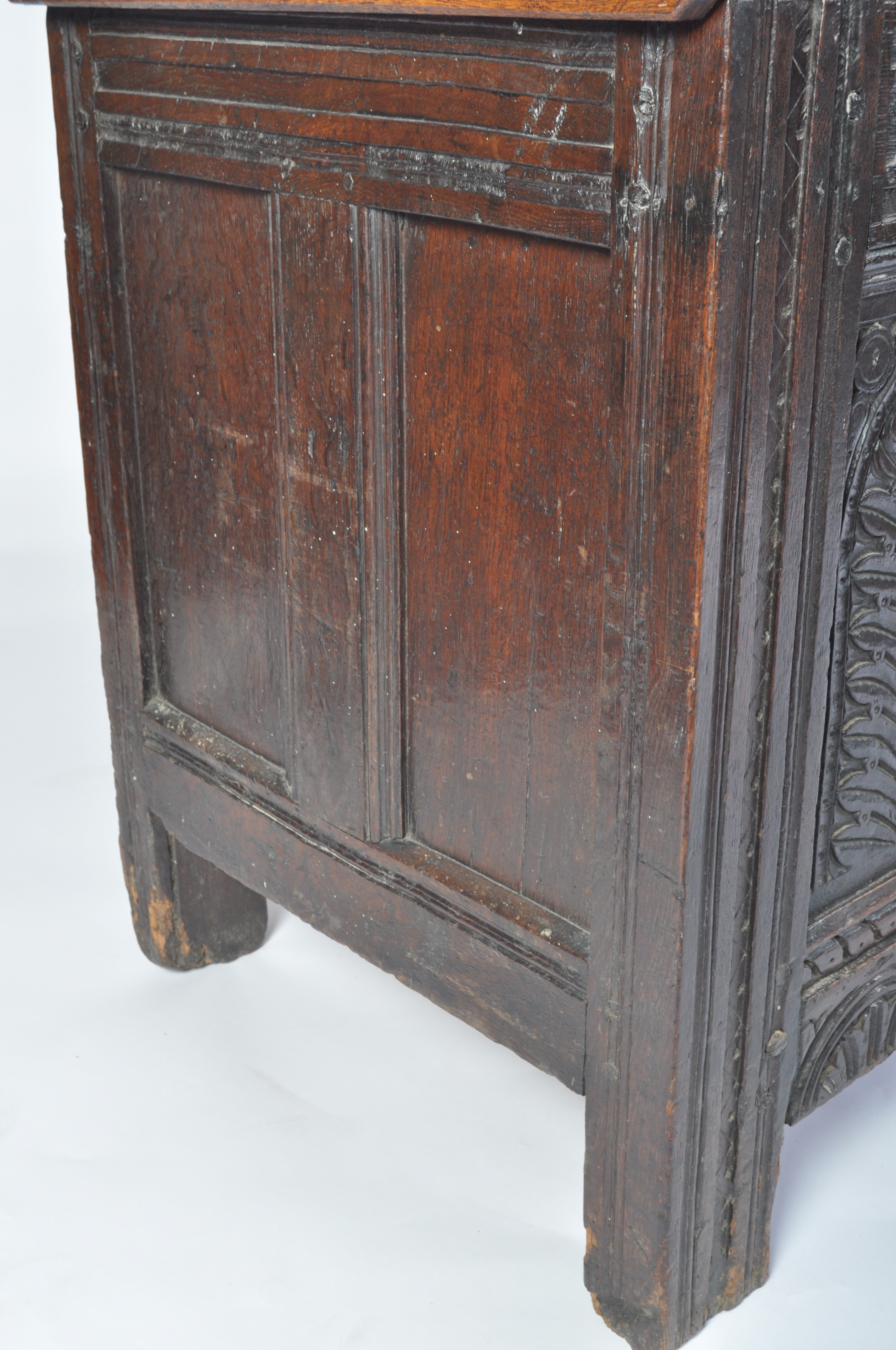 A 17TH CENTURY GLOUCESTERSHIRE WEST COUNTRY COFFER CHEST - Image 4 of 6
