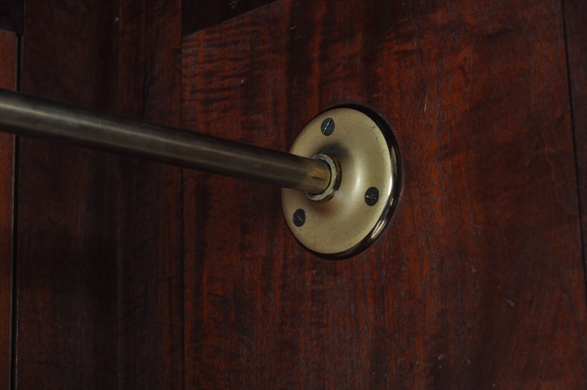 19TH CENTURY HIGH VICTORIAN SOLID WALNUT DOUBLE WARDROBE. - Bild 10 aus 10