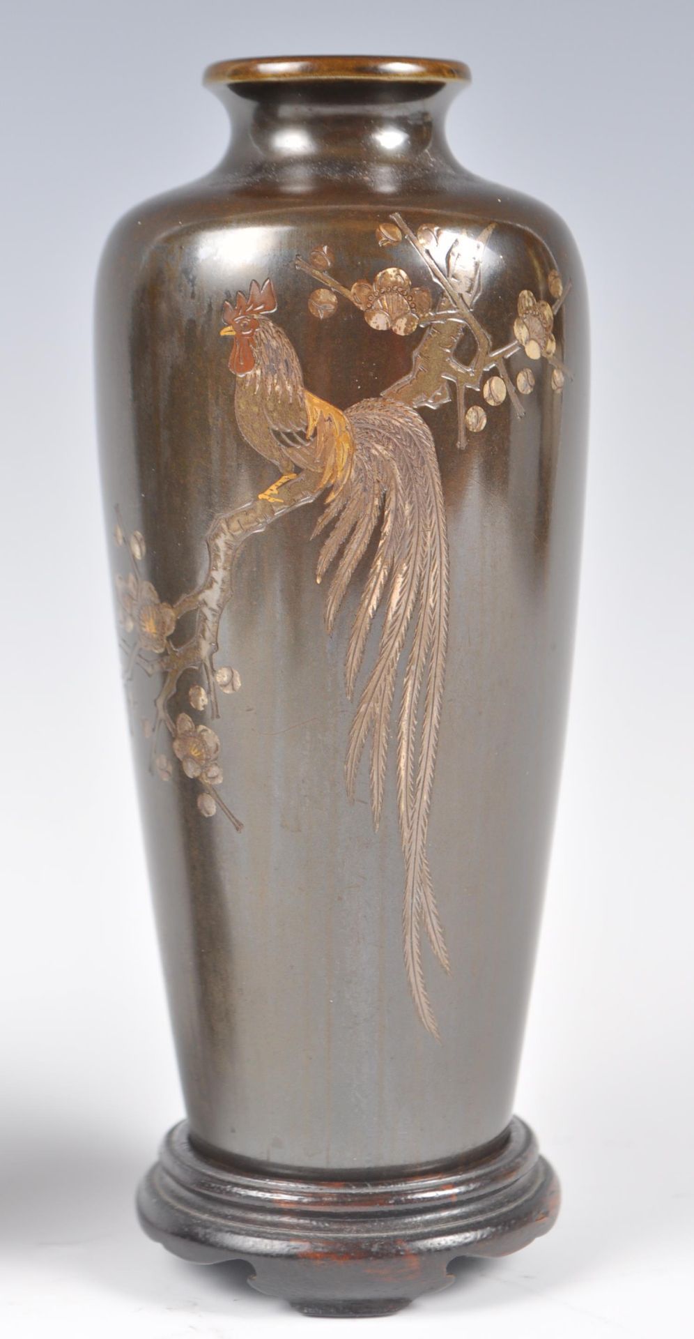 PAIR OF JAPANESE MEIJI PERIOD BRONZE COCKEREL VASES. - Image 2 of 7