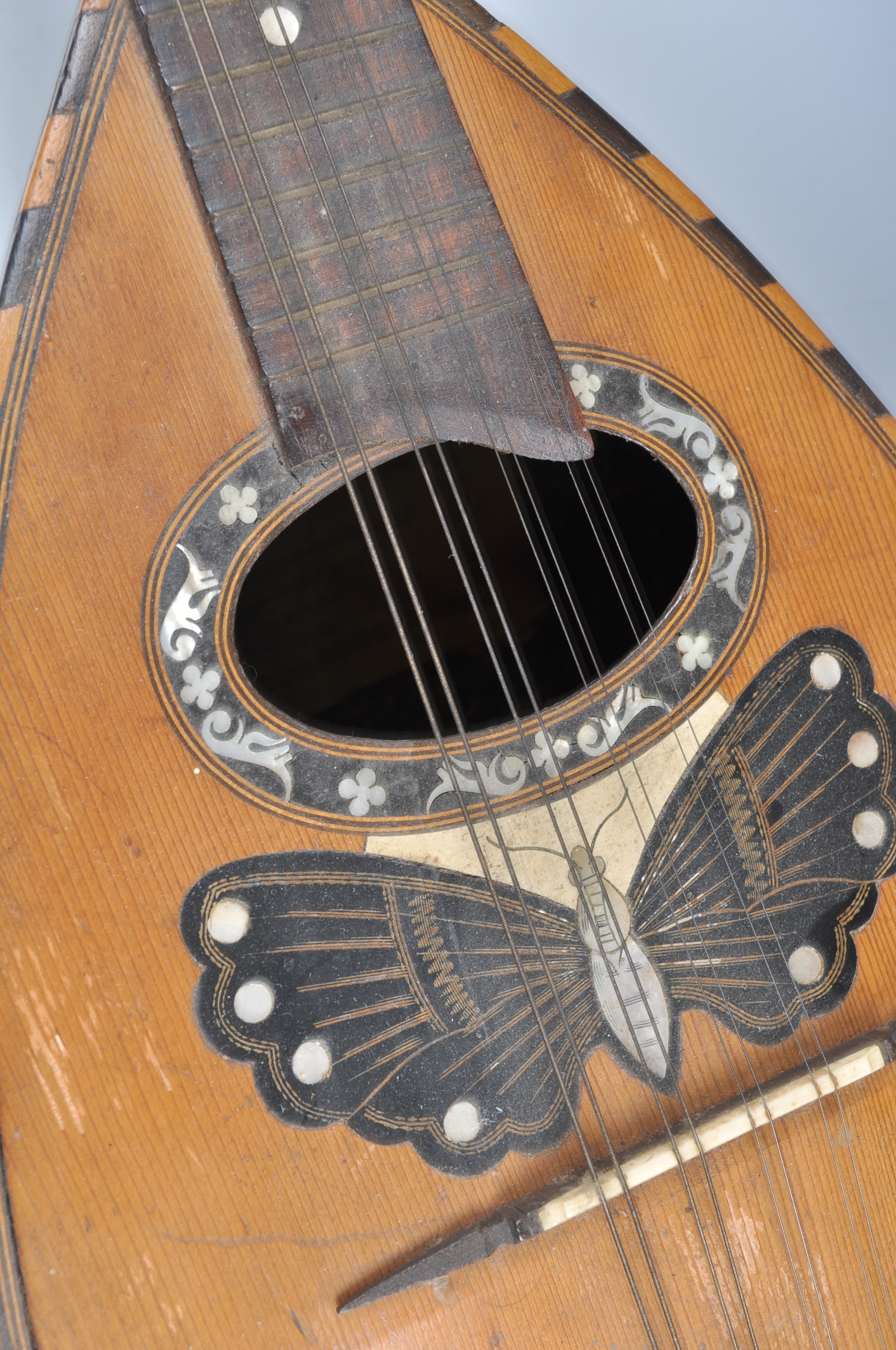 A 19TH CENTURY ROSEWOOD AND MOTHER OF PEARL BUTTERFLY MANDOLIN - Image 4 of 6