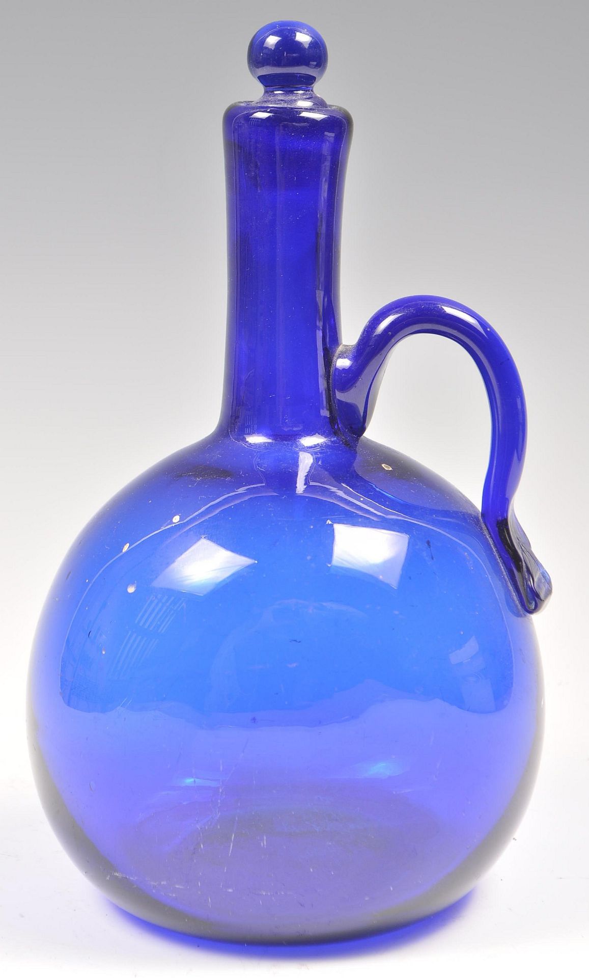 AN EARLY 19TH CENTURY GEORGIAN BRISTOL BLUE GLASS DRINKS FLAGON