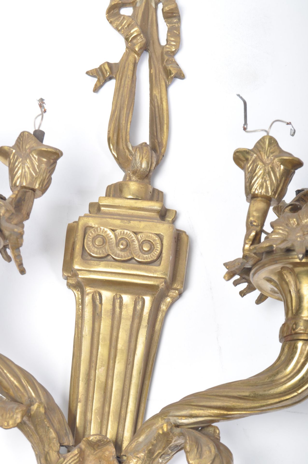 19TH CENTURY PAIR OF ADAMS REVIVAL GILT METAL WALL LIGHT SCONCES - Bild 6 aus 7