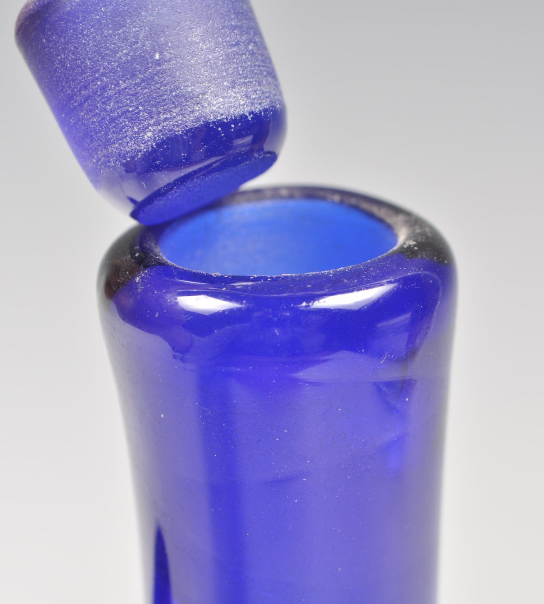 AN EARLY 19TH CENTURY GEORGIAN BRISTOL BLUE GLASS DRINKS FLAGON - Image 7 of 8