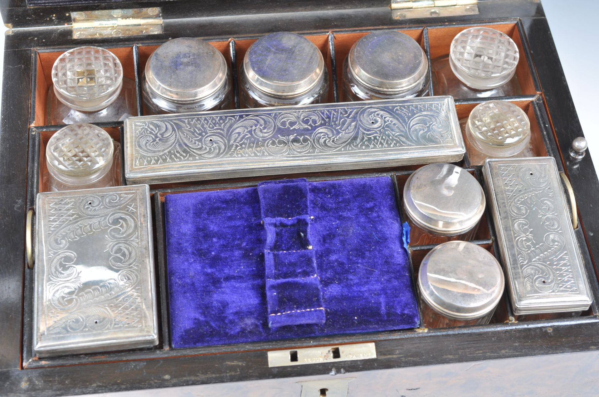 A 19TH CENTURY BURR WALNUT WORKBOX HAVING FITTED INTERIOR. - Bild 3 aus 6