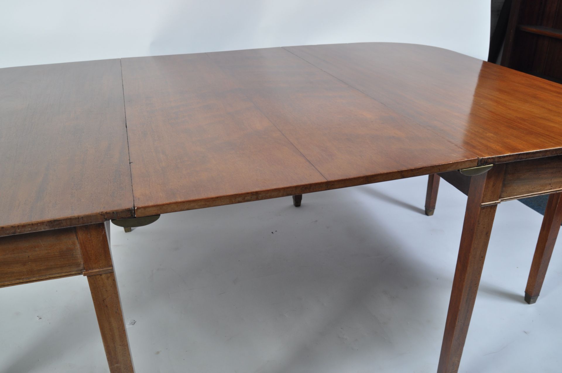 A 19TH CENTURY LARGE D-END MAHOGANY GEORGE III DINING TABLE - Bild 4 aus 9