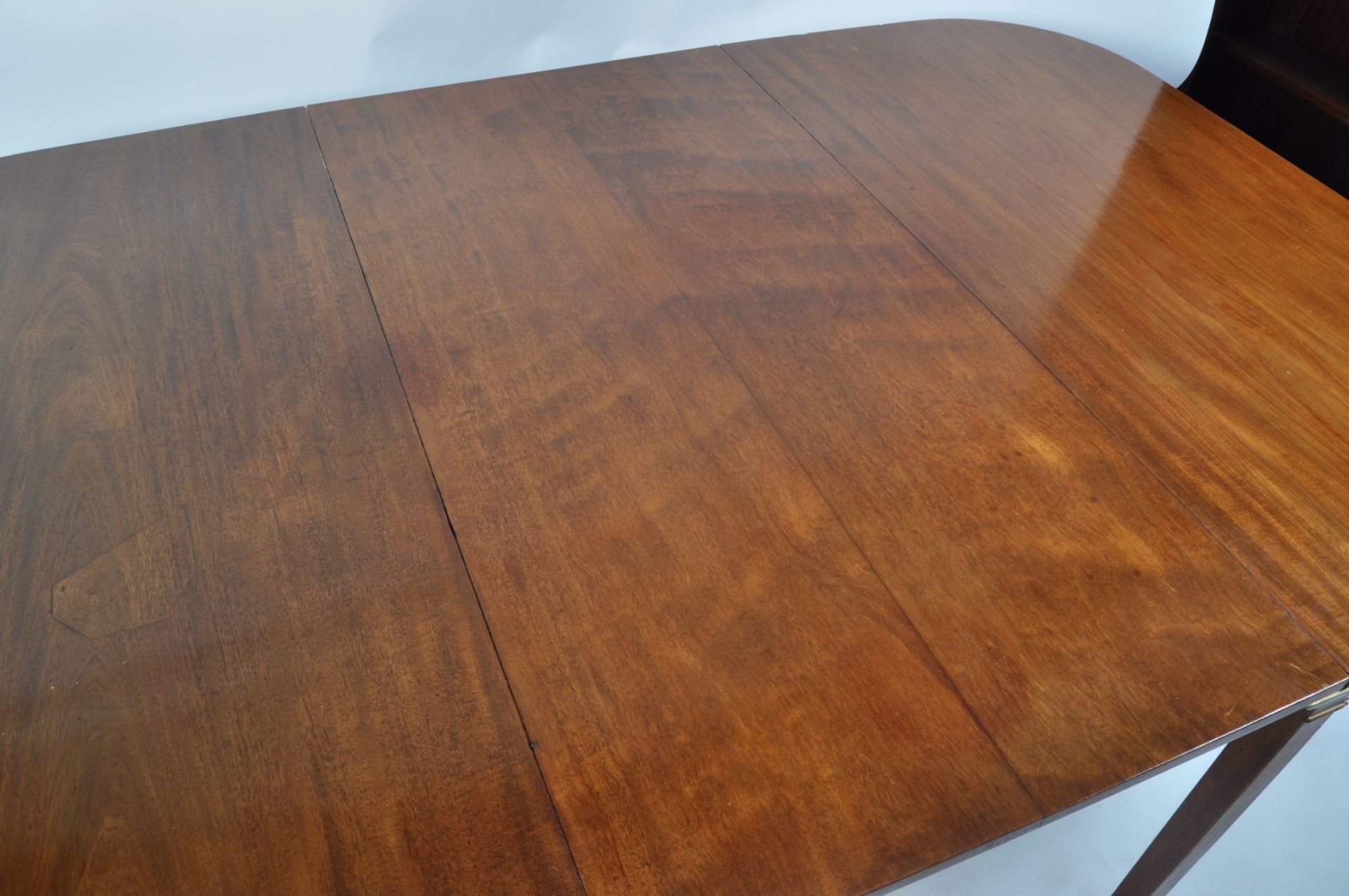 A 19TH CENTURY LARGE D-END MAHOGANY GEORGE III DINING TABLE - Bild 8 aus 9