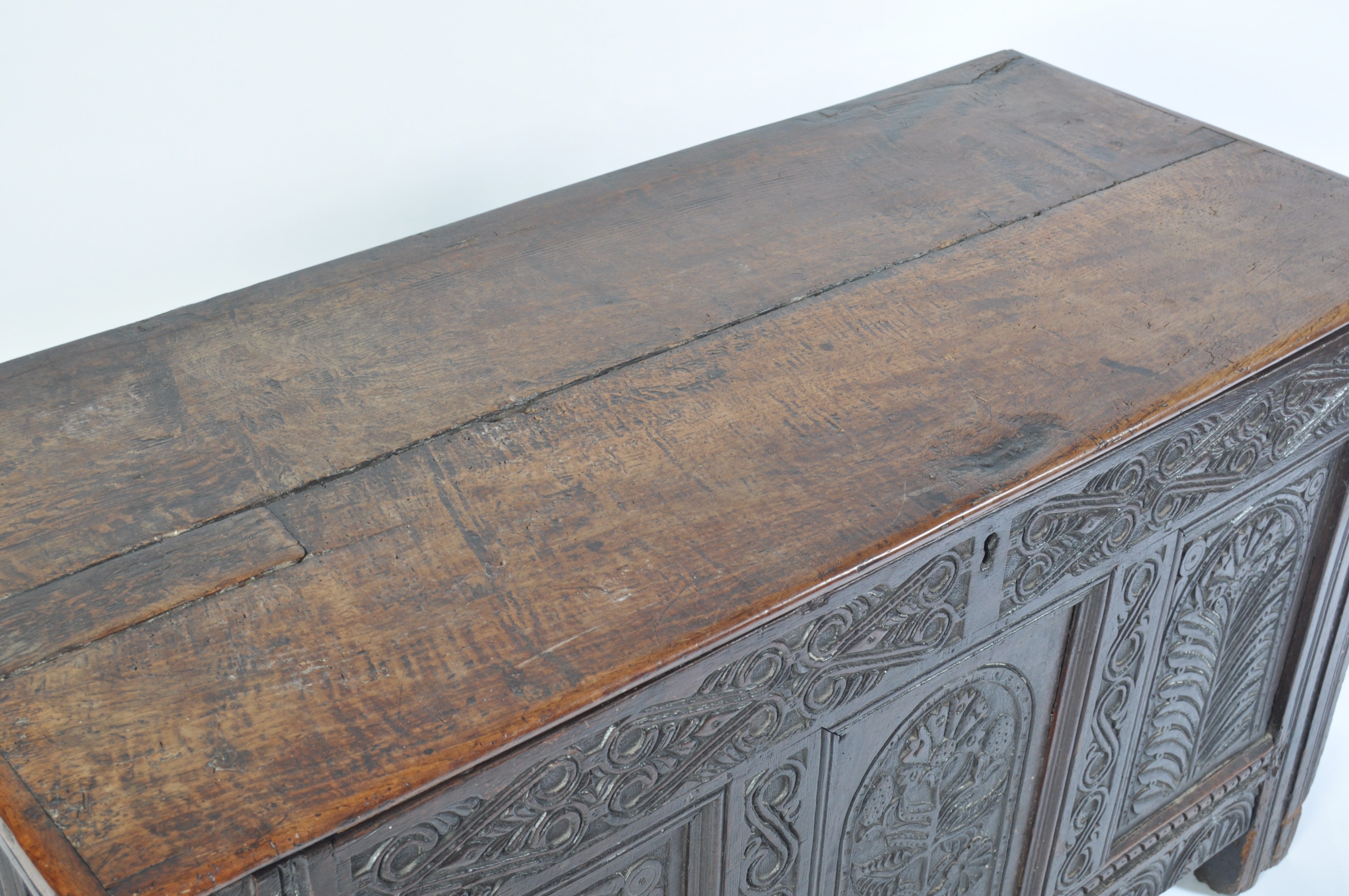 A 17TH CENTURY GLOUCESTERSHIRE WEST COUNTRY COFFER CHEST - Image 2 of 6