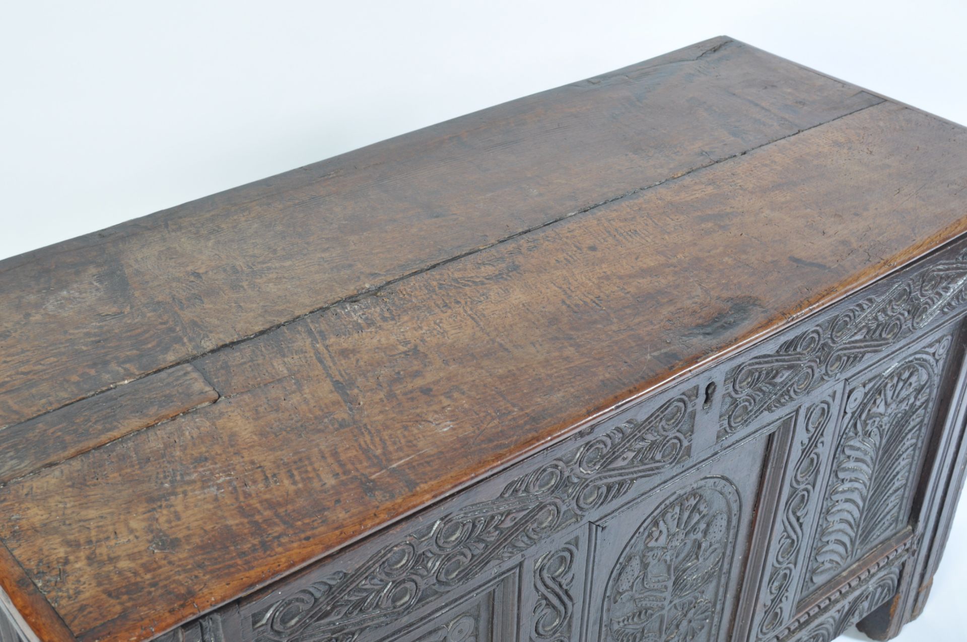 A 17TH CENTURY GLOUCESTERSHIRE WEST COUNTRY COFFER CHEST - Bild 2 aus 6