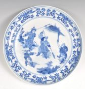 19TH CENTURY CHINESE BLUE AND WHITE PLATE DEPICTING WARRIORS.