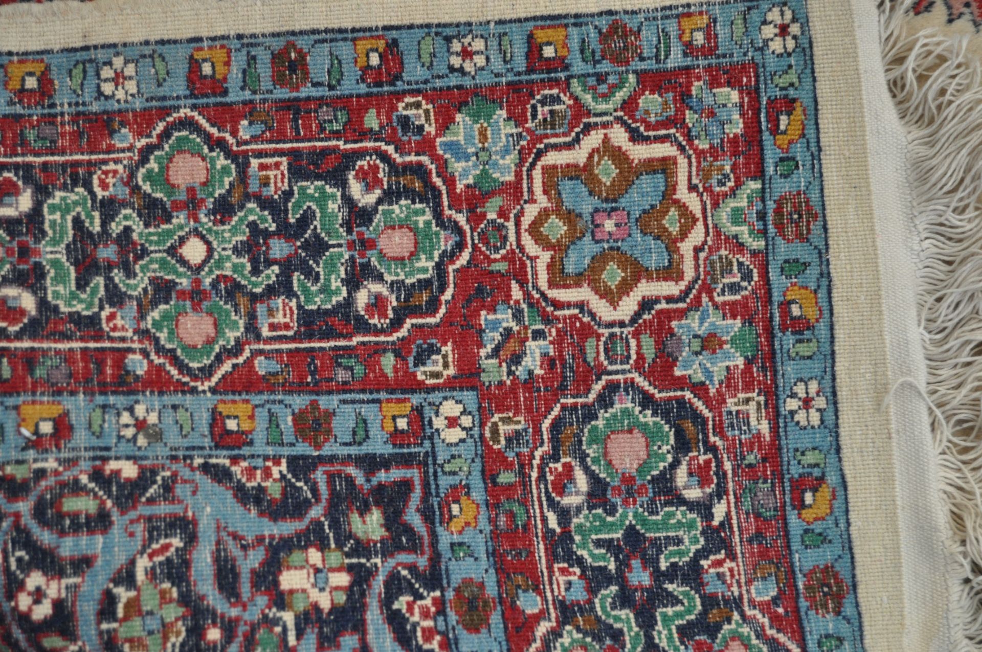 AN EARLY 20TH CENTURY PERSIAN WHITE GROUND CARPET RUG. - Bild 4 aus 4