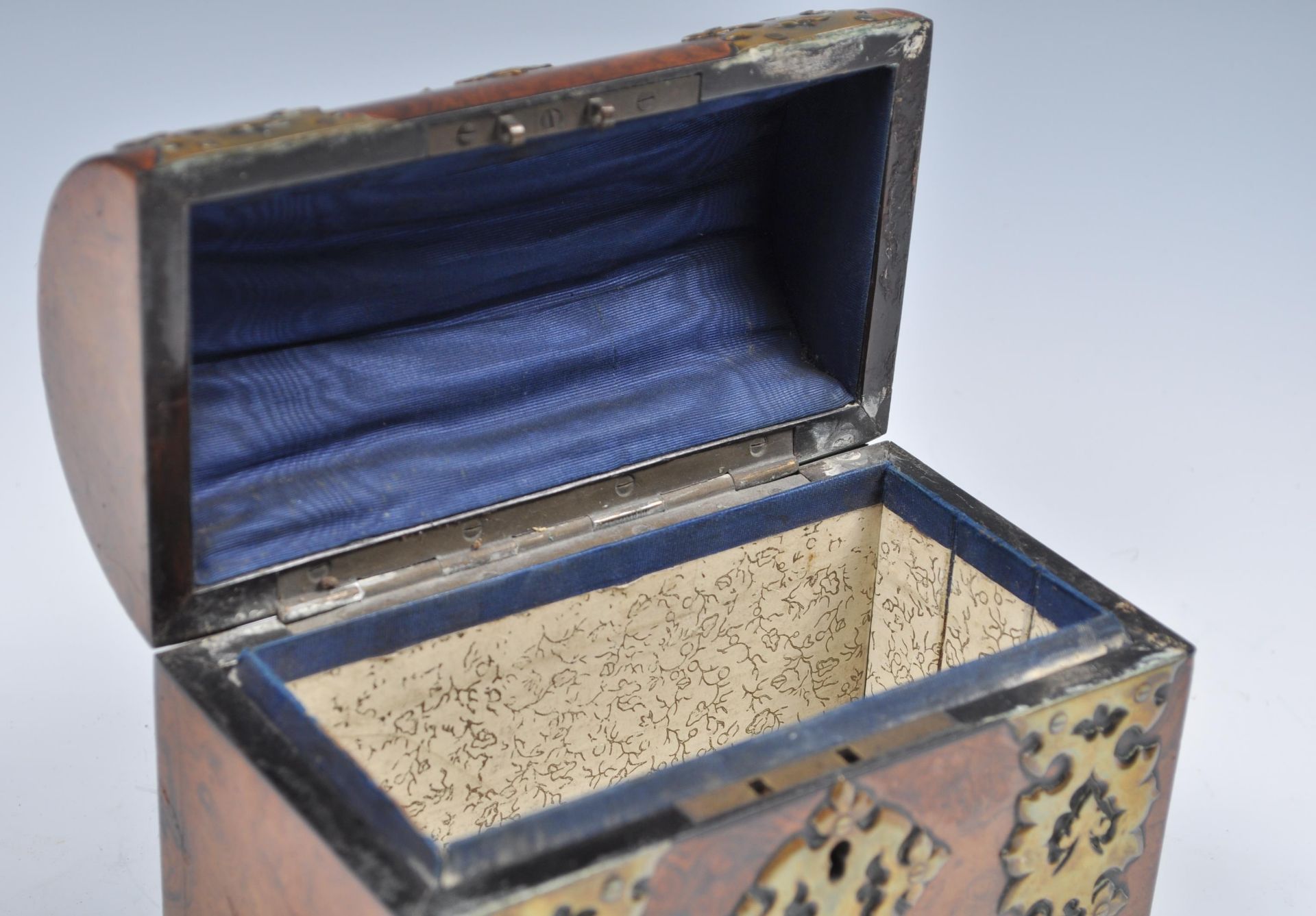 19TH CENTURY VICTORIAN WALNUT AND BRASS WRITING BOX AND BLOTTER. - Bild 6 aus 7