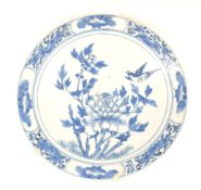 AN 18TH CENTURY CHINESE BLUE AND WHITE HAND PAINTED CHARGER PLATE.