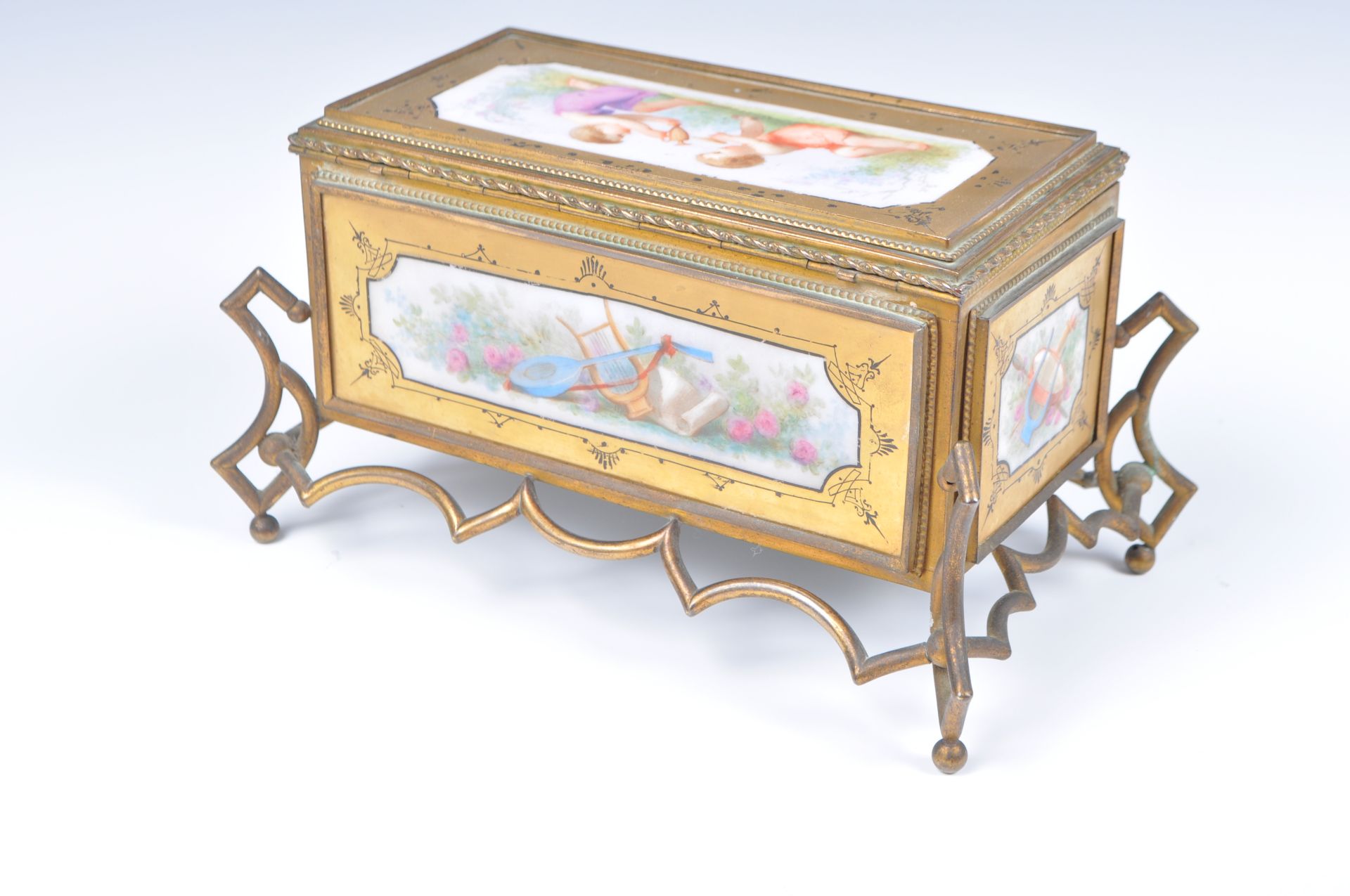 A 19TH CENTURY SEVRES MANNER CERAMIC PANELLED JEWELLERY CASKET - Bild 8 aus 8