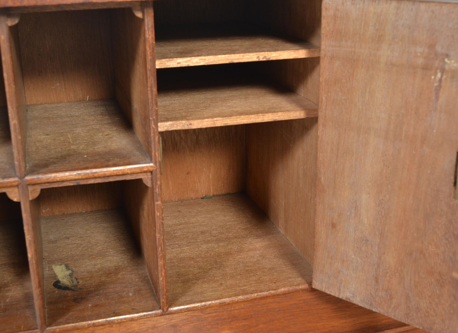 A 19TH CENTURY VICTORIAN CAMPAIGN MAHOGANY TABLE WRITING CABINET - Bild 8 aus 9