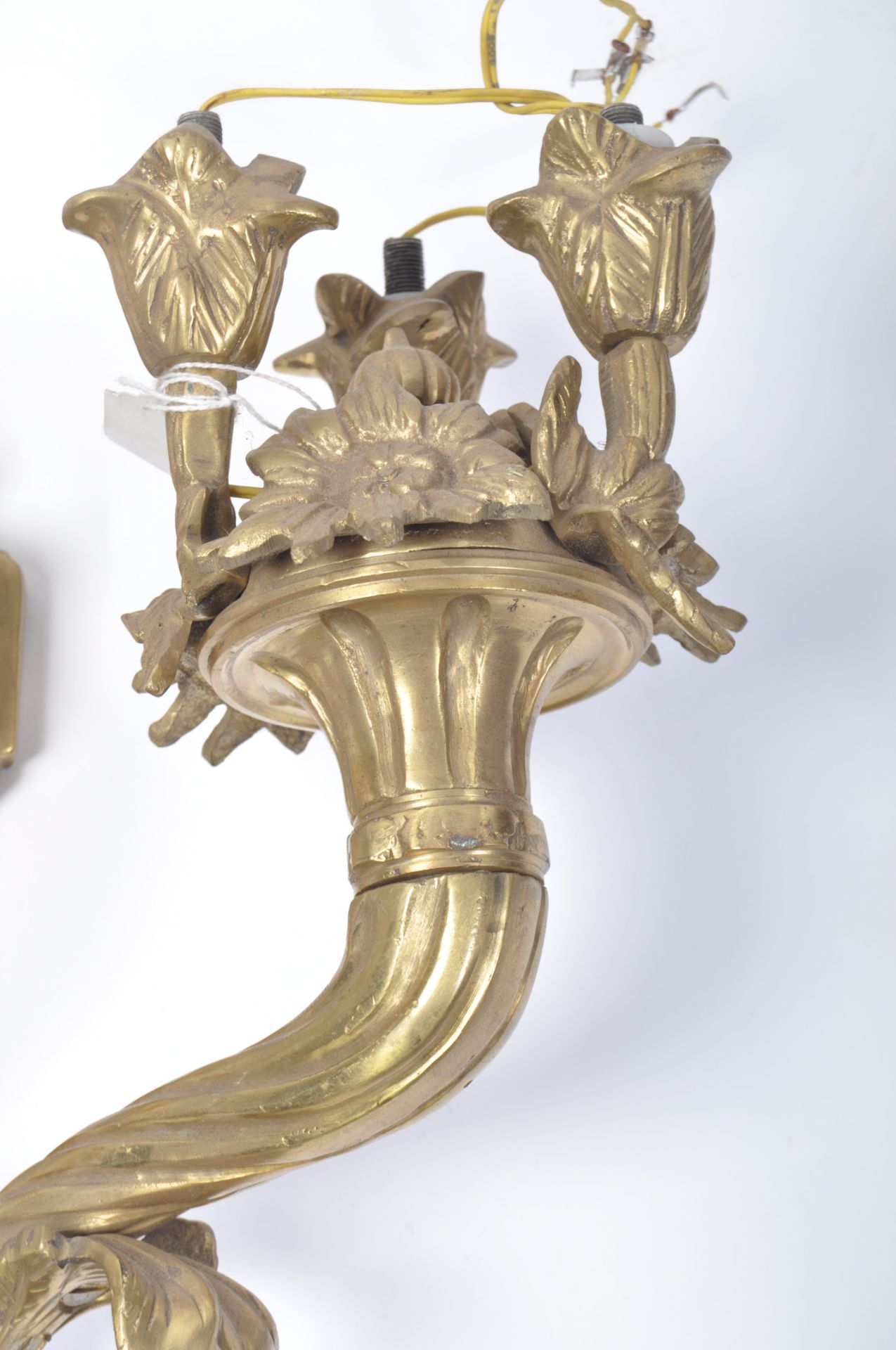 19TH CENTURY PAIR OF ADAMS REVIVAL GILT METAL WALL LIGHT SCONCES - Bild 4 aus 7