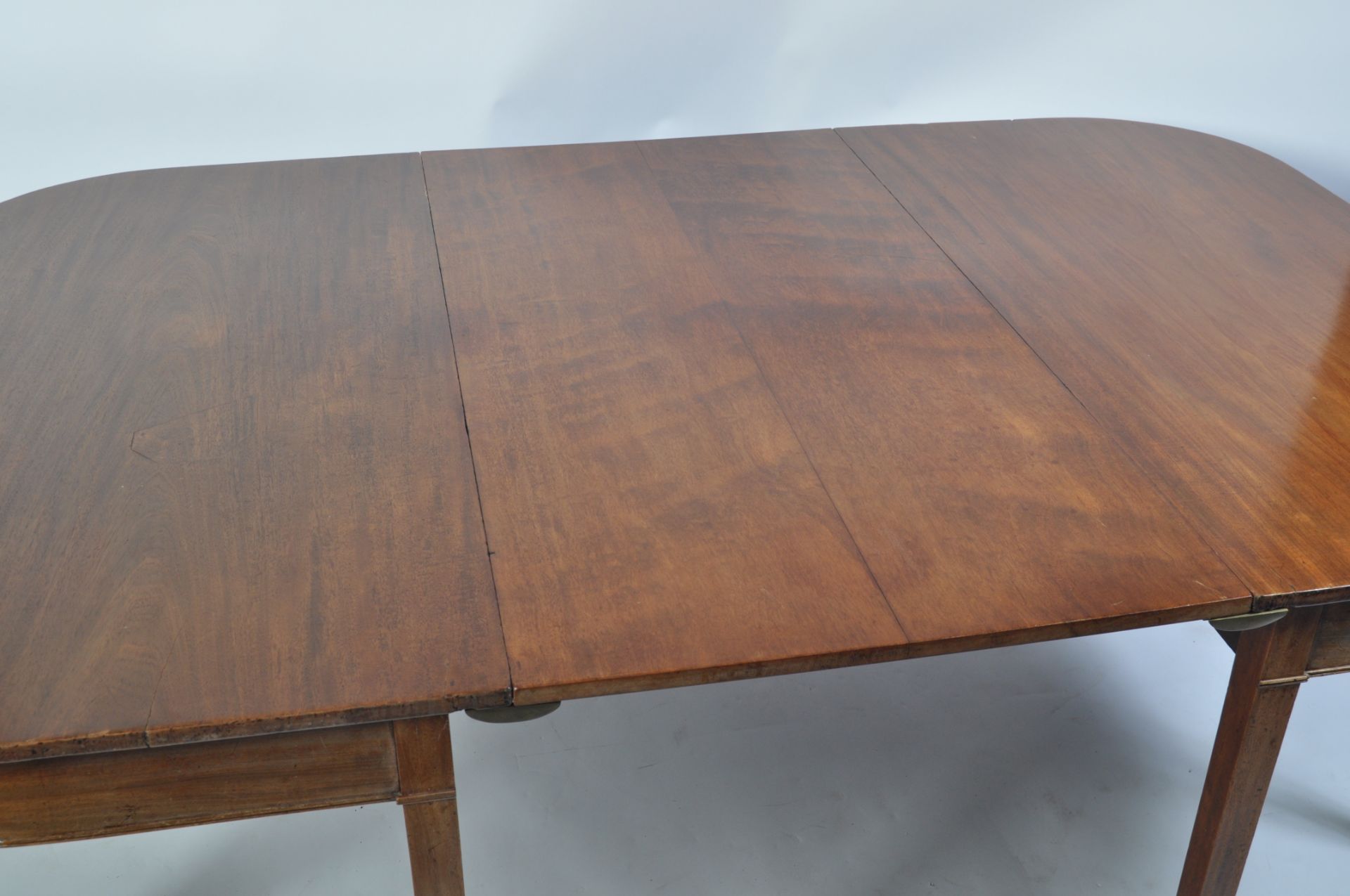 A 19TH CENTURY LARGE D-END MAHOGANY GEORGE III DINING TABLE - Bild 2 aus 9