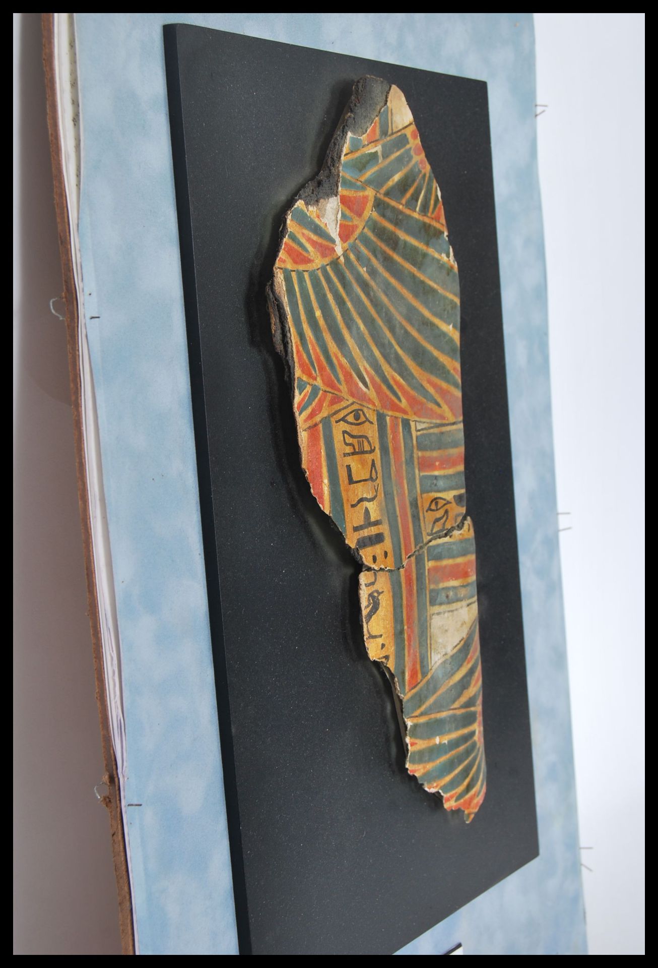 AN EGYPTIAN SARCOPHAGUS FRAGMENT BEING PAINTED IN RED, BLUE AND BLACK - Bild 7 aus 9