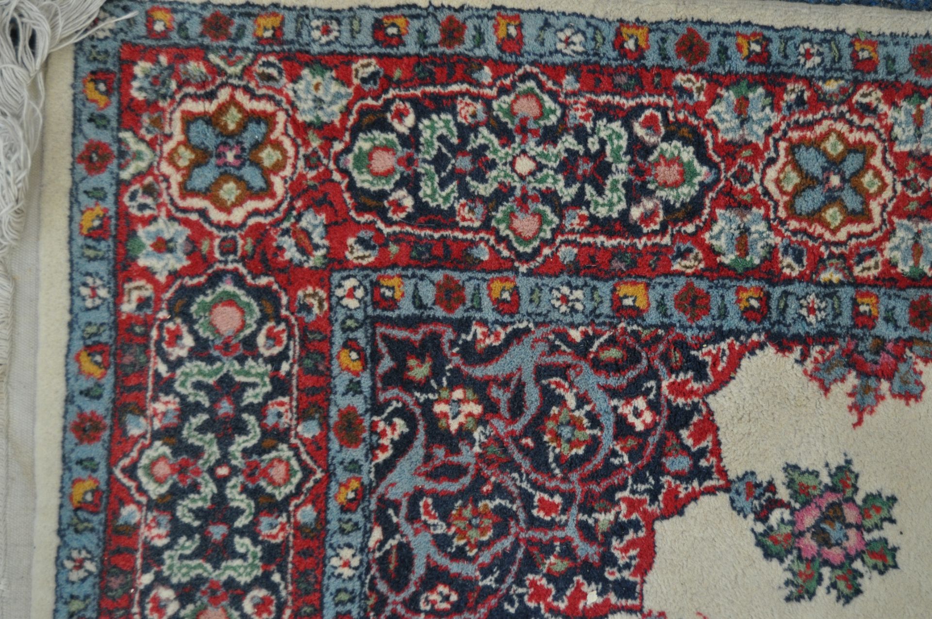 AN EARLY 20TH CENTURY PERSIAN WHITE GROUND CARPET RUG. - Bild 3 aus 4